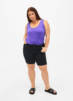 Slim fit Emily shorts med normal midje, Black solid, Model image number 4