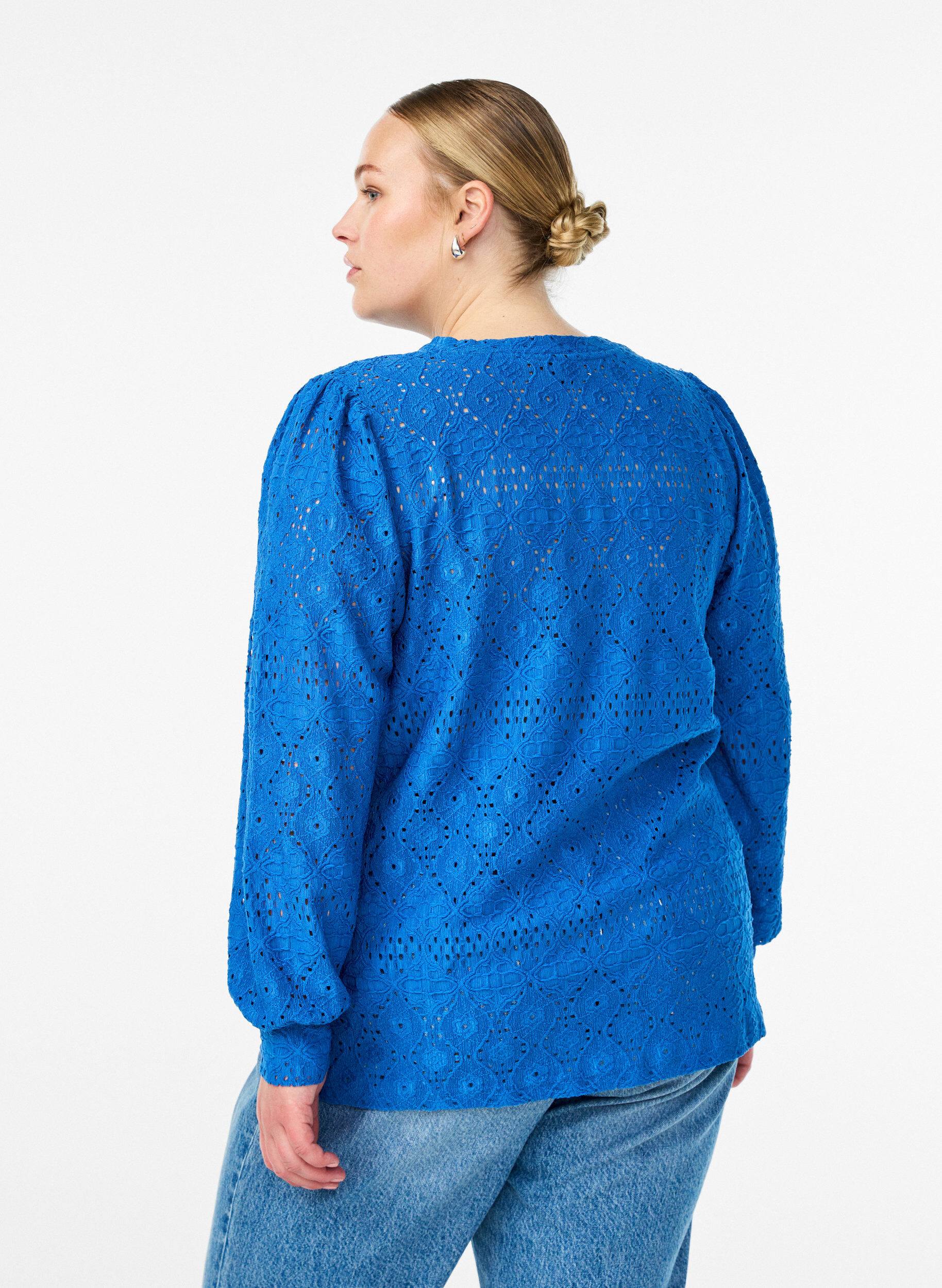 Zizzi Langermet bluse med hullbroderi, Bl&aring;, Model image number 2