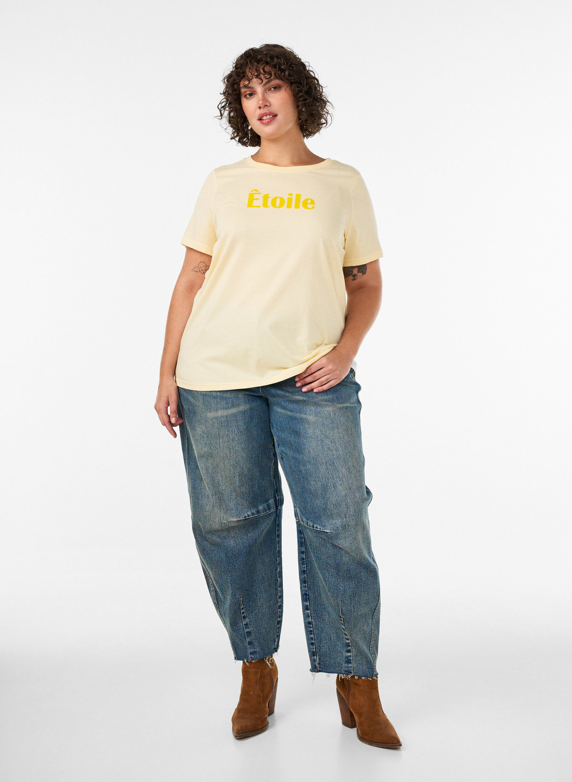 ZizziT-skjorte i organisk bomull med velur tekst, Gul, Model image number 1