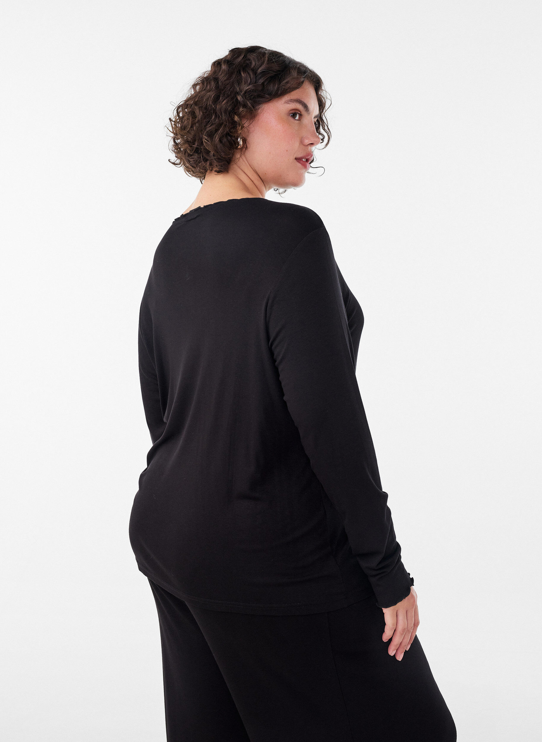 ZizziViskose nattopp med lange ermer, Svart, Model image number 2
