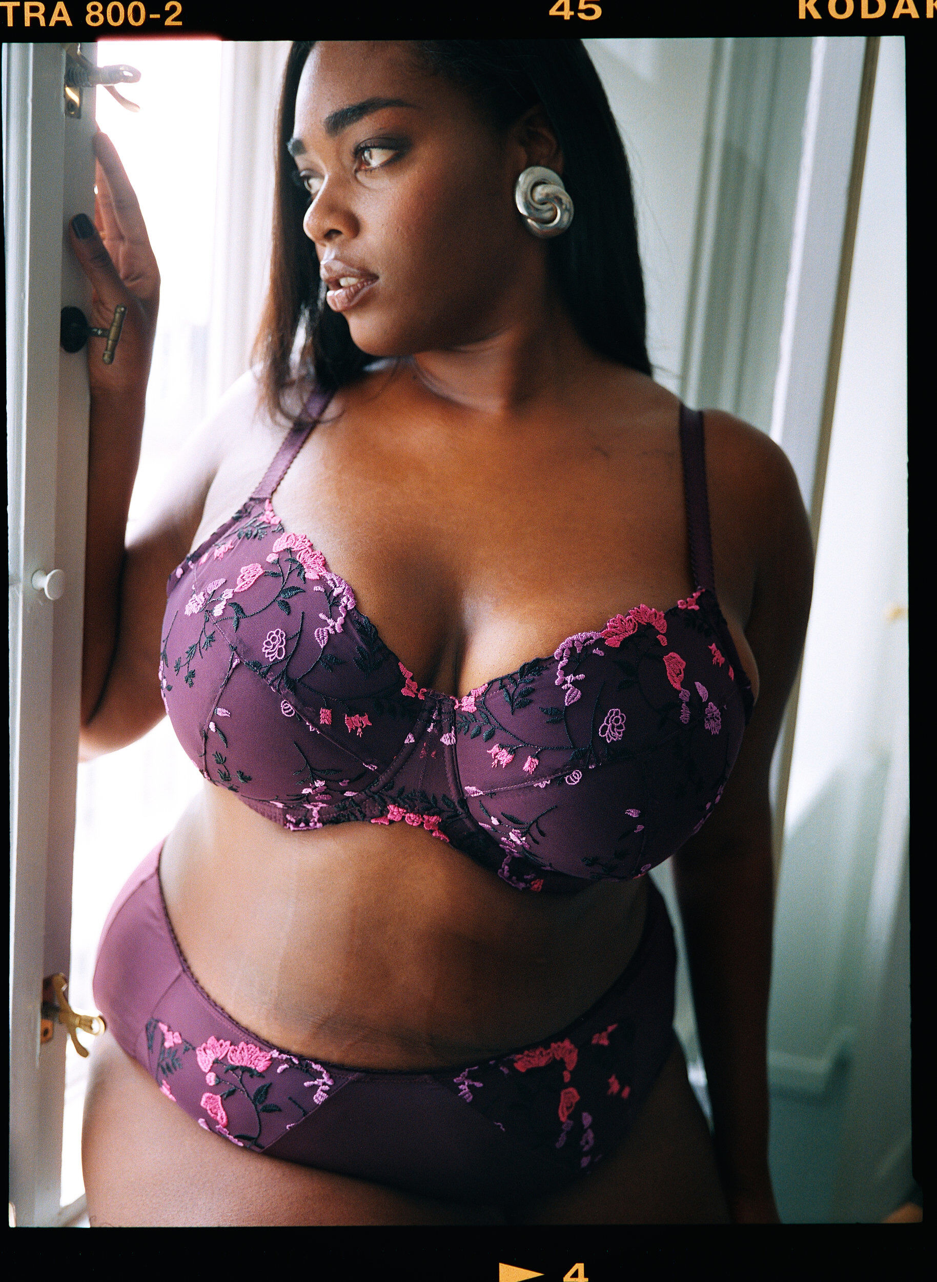 Zizzi Polstret BH med blomsterbroderi, Lilla, Image image number 0