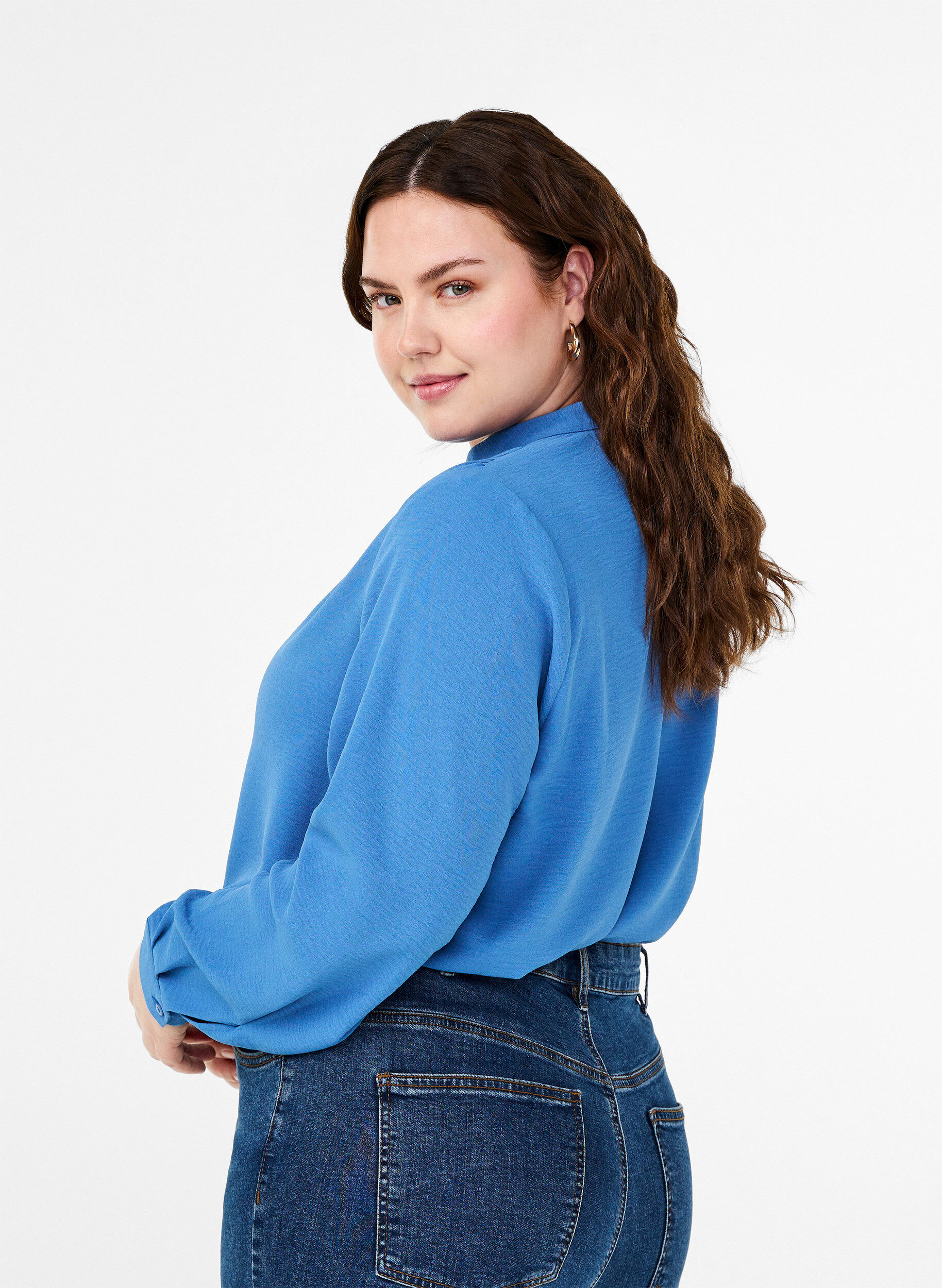 Zizzi Langermet skjortebluse med V-hals, Riverside, Model image number 1