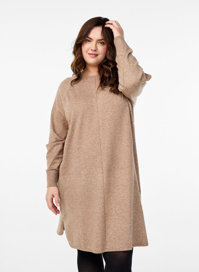 Strikket kjole med rund hals og strikket mønster, Fossil Mel., Model