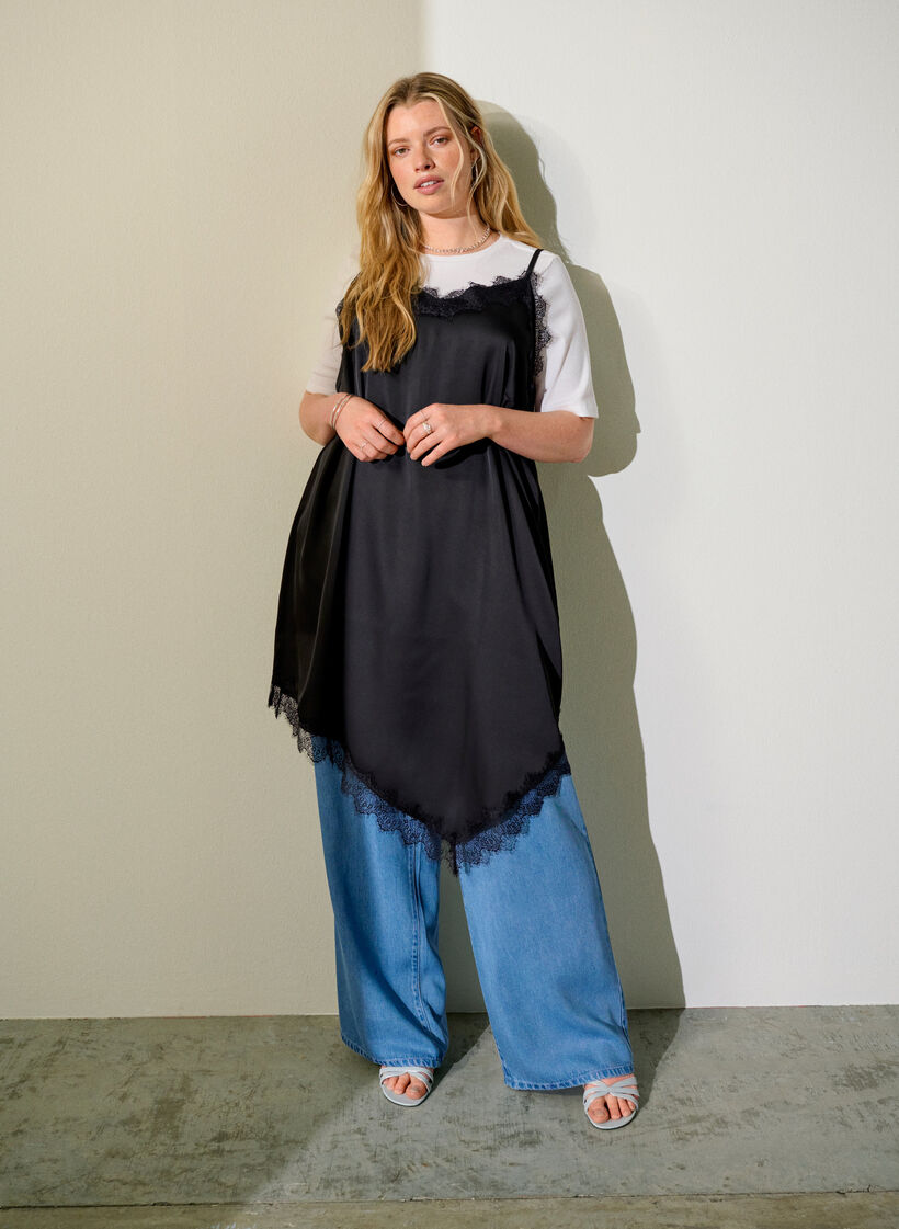 Kjole i satinlook med blondekant, Svart, Image