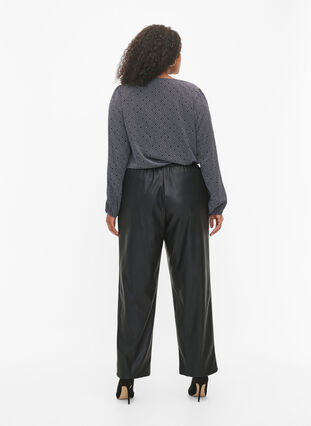 Bukser i imitert skinn med lommer, Black, Model image number 1
