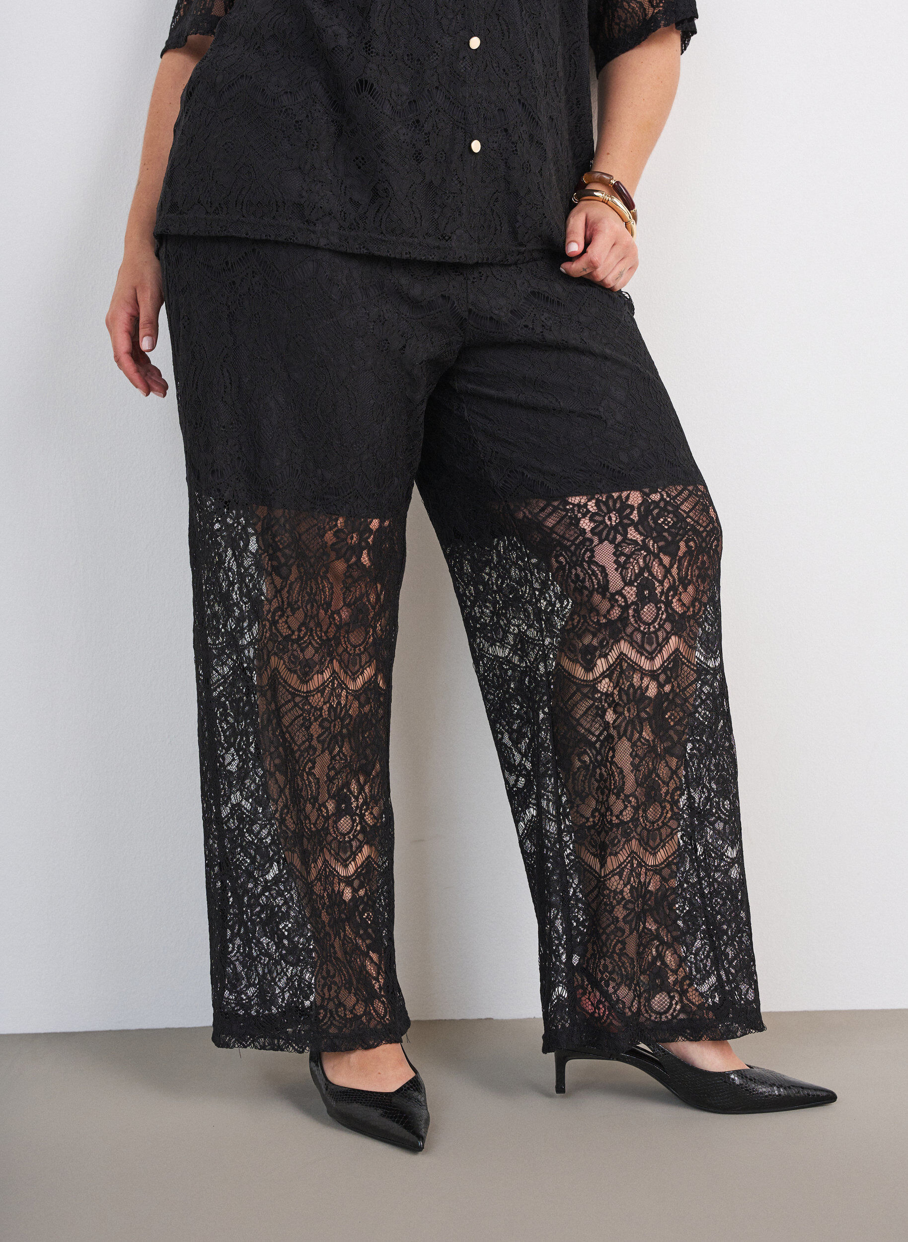 ZizziBluse med blonder og dekorative knapper, Svart, Model image number 3