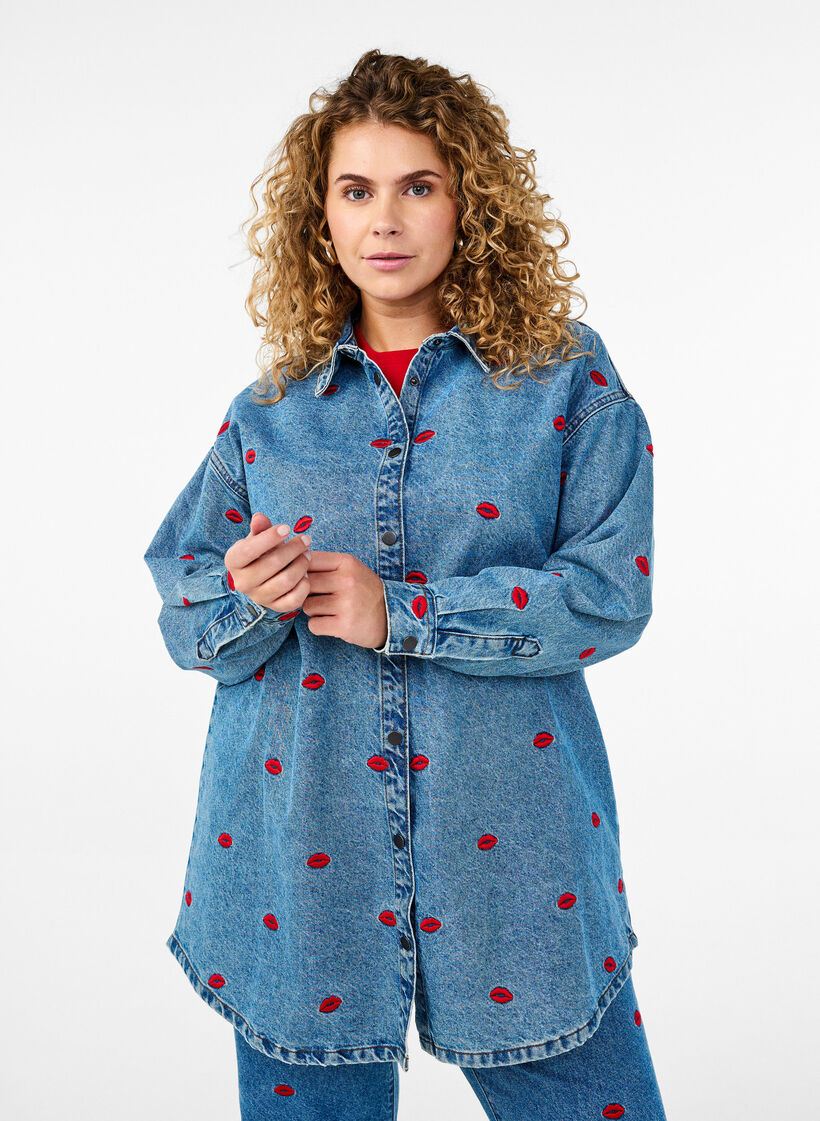 Løs denimskjorte med broderte lepper, Light Blue Kiss, Model image number 0