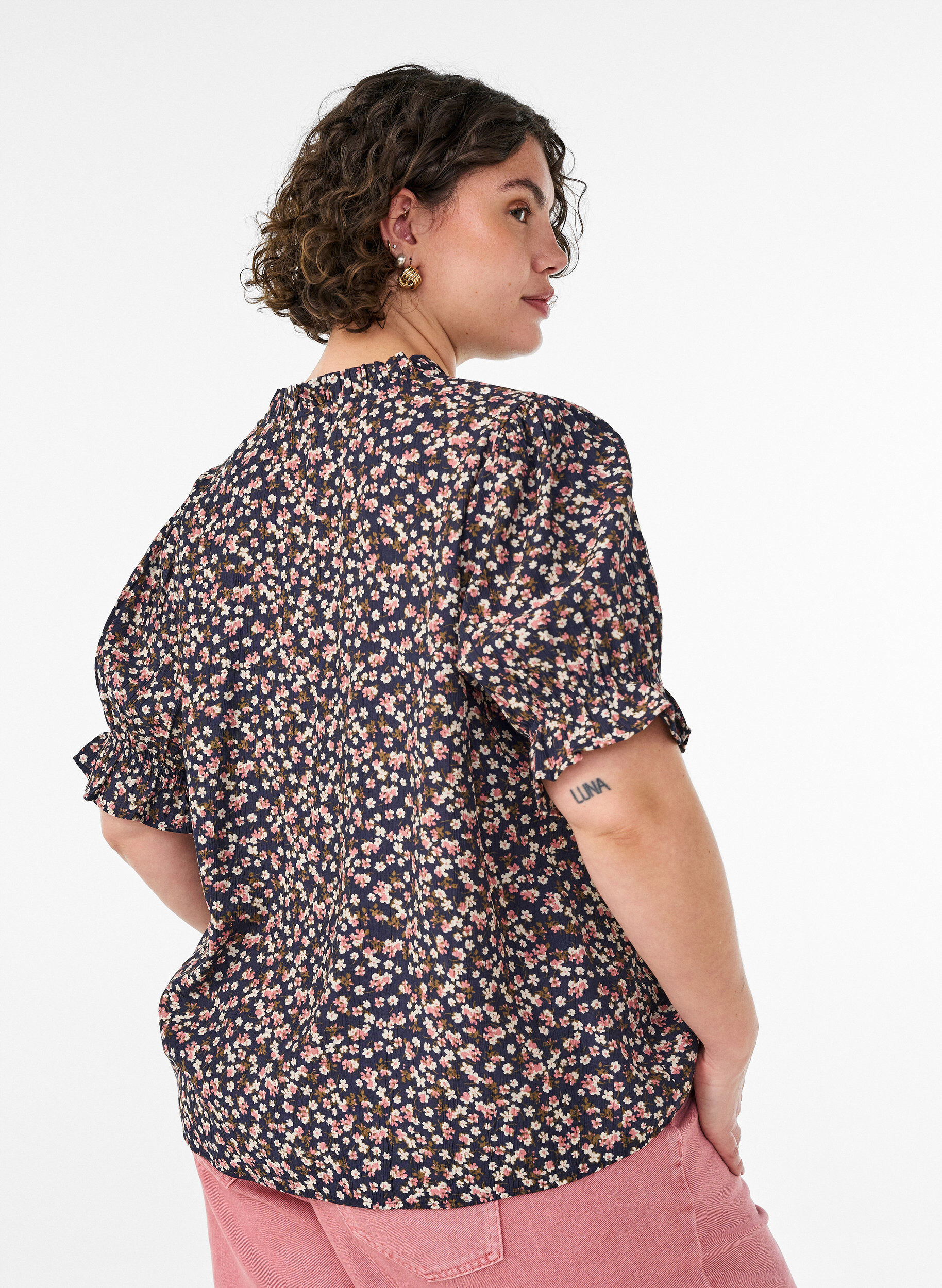 ZizziBluse i blomstrete viskose med korte ermer og smokkdetaljer, Bl&aring;, Model image number 2