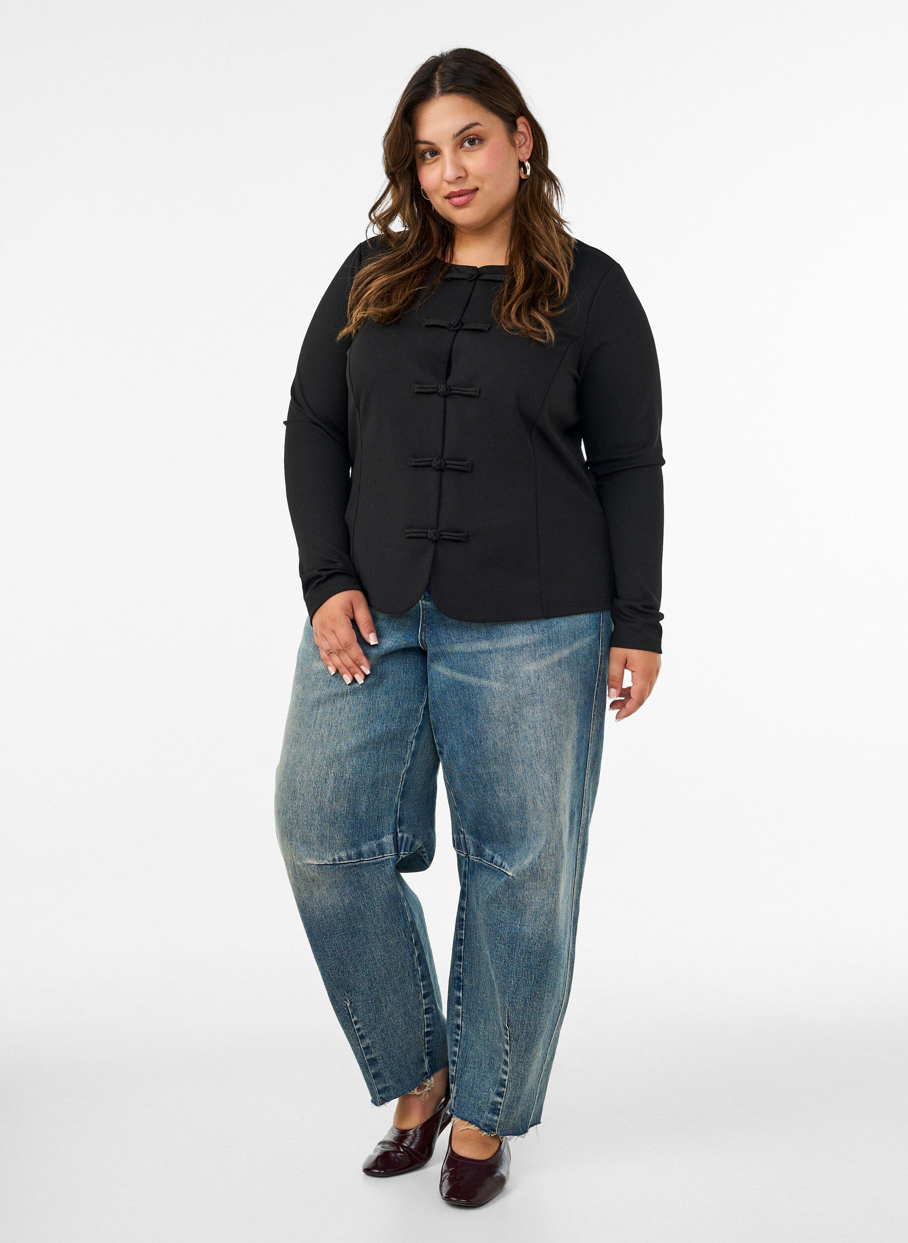 ZizziFigurn&aelig;r cardigan med knytelukkinger, Svart, Model image number 1