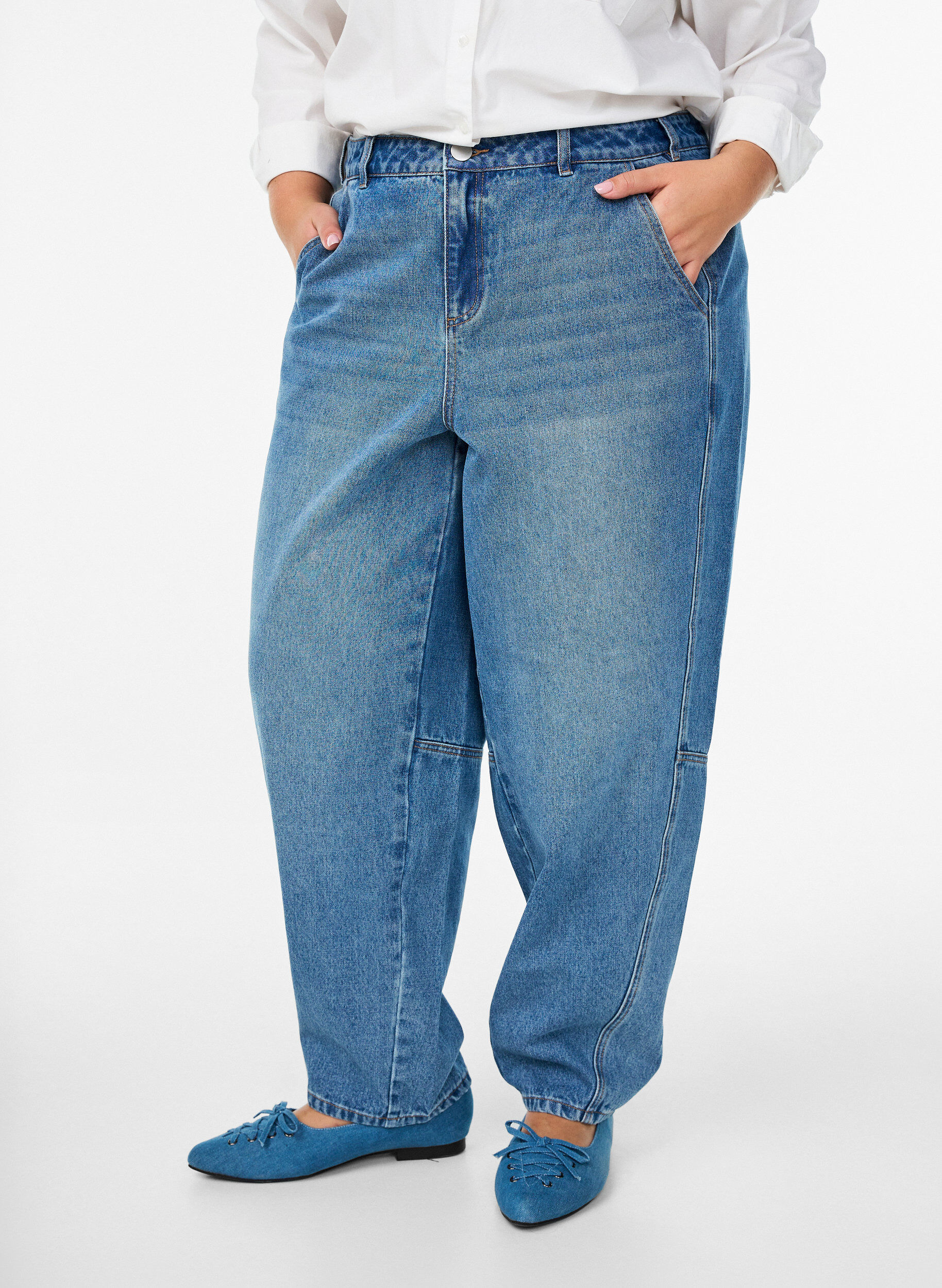 Zizzi Jeans med h&oslash;y midje og barrel-formet snitt, Bl&aring;, Model image number 2