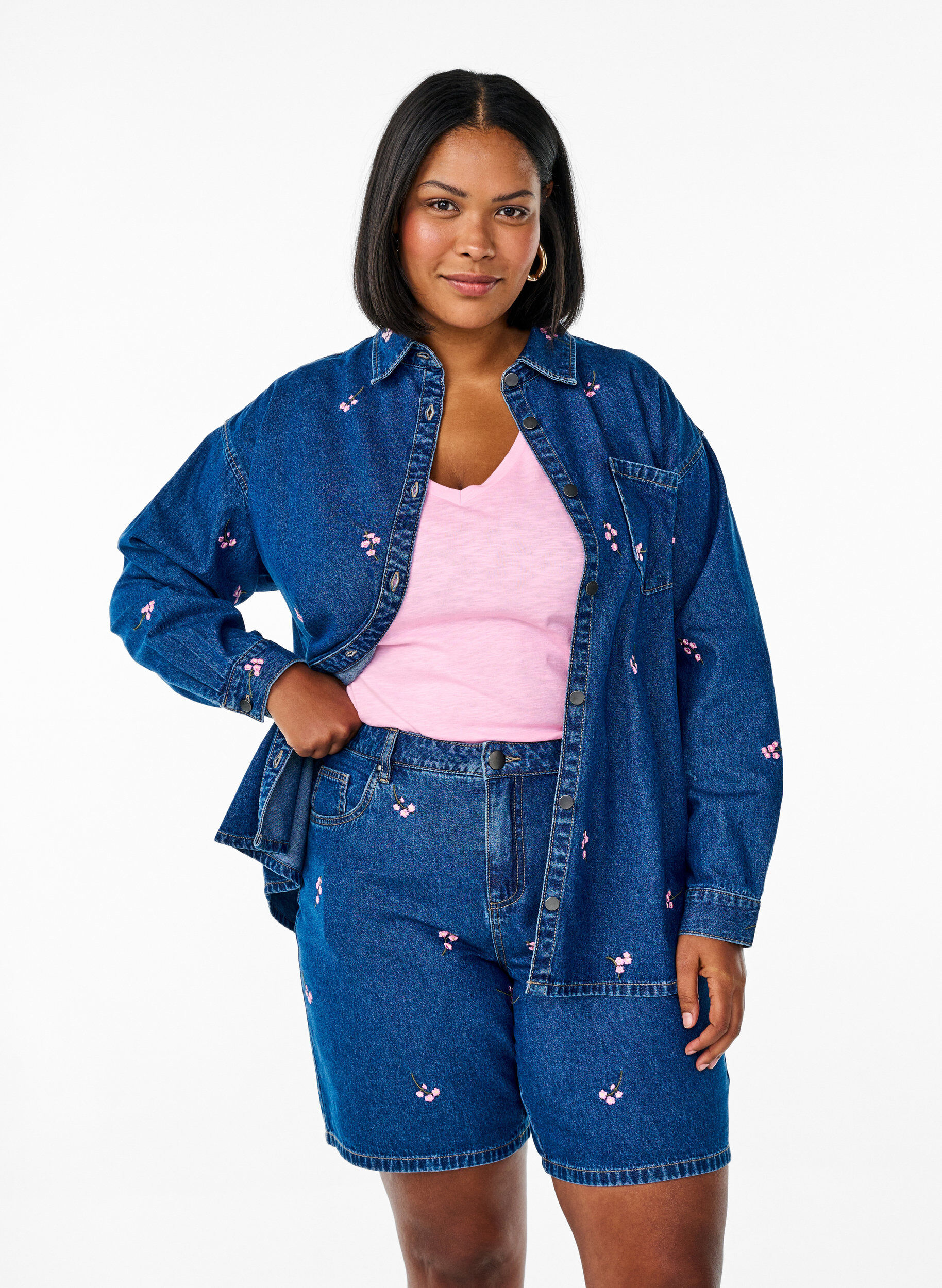 Zizzi Dongerishorts med broderte blomster, Bl&aring;, Model image number 0