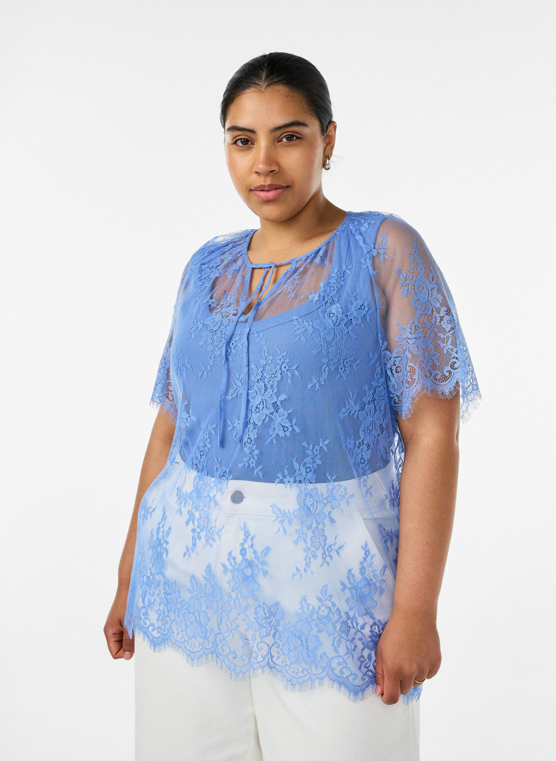 Kortermet bluse med blonder og knyting, Lilla, Model