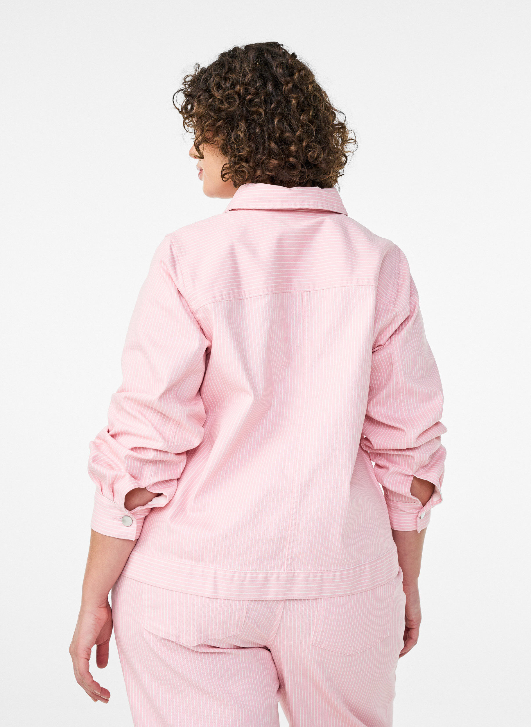 Zizzi Farget denimshacket med striper, Rosa, Model image number 2
