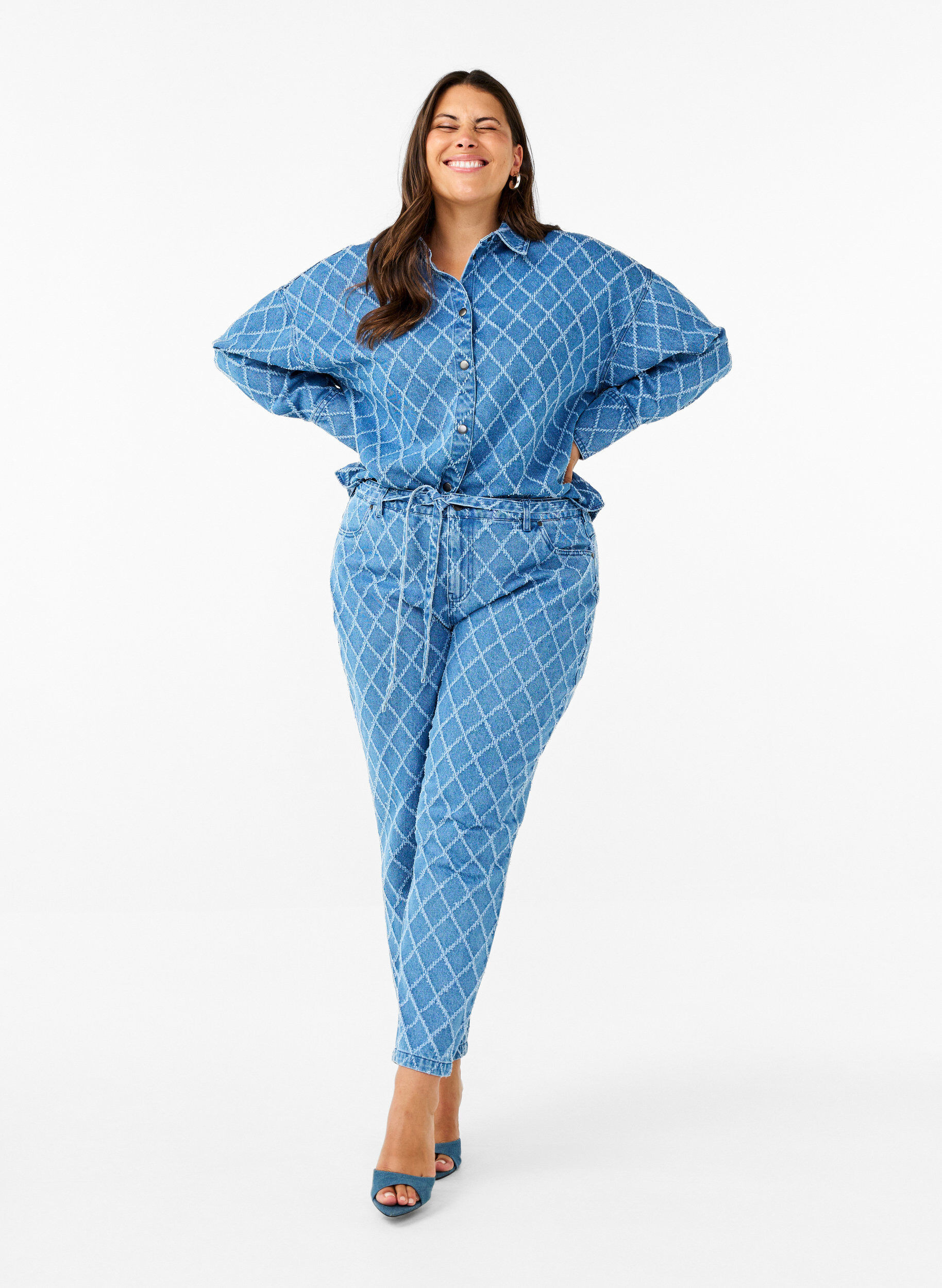 Zizzi Denimskjorte med destroy-m&oslash;nster, Blue Denim, Model image number 2