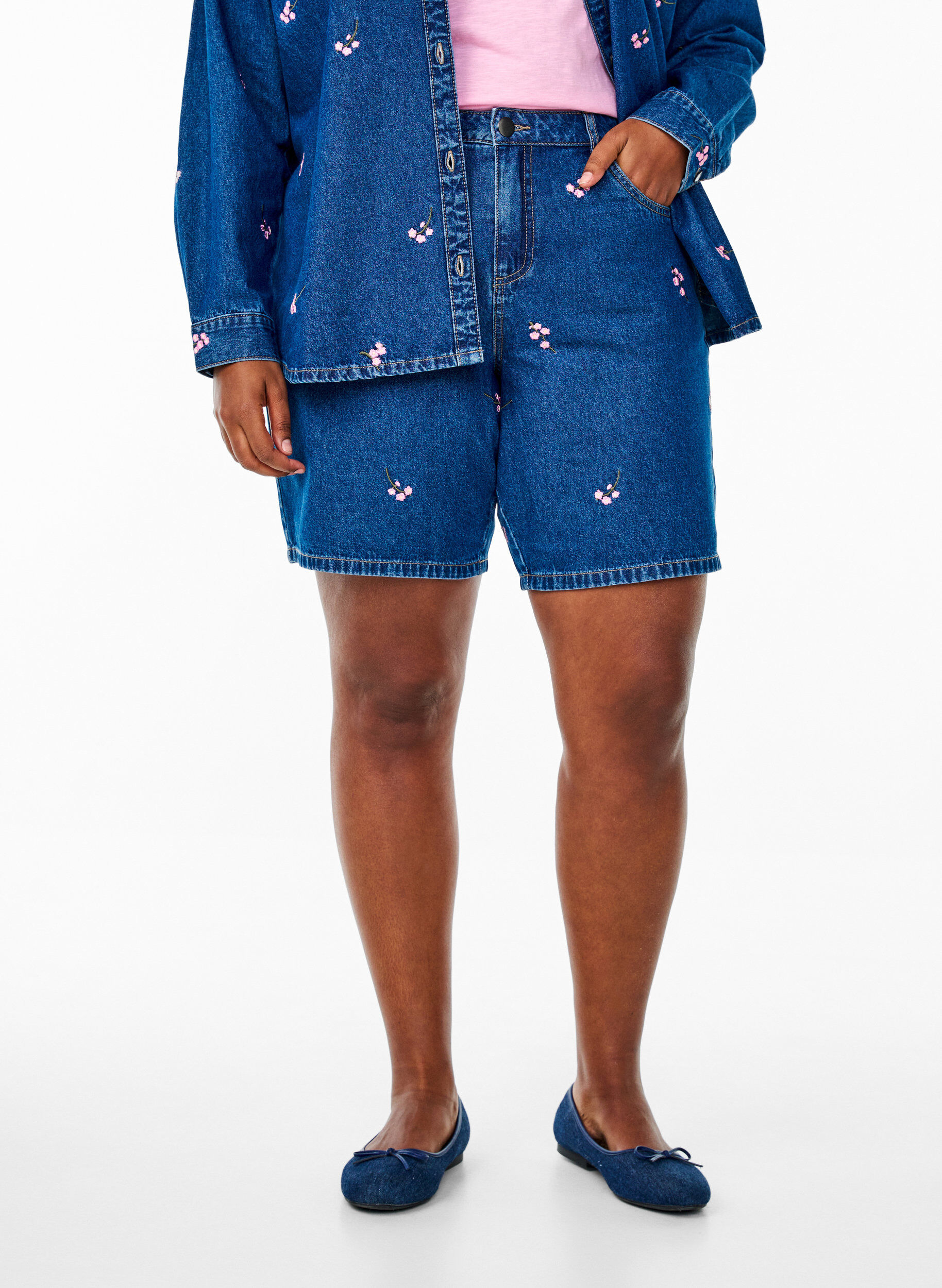 Zizzi Dongerishorts med broderte blomster, Bl&aring;, Model image number 3