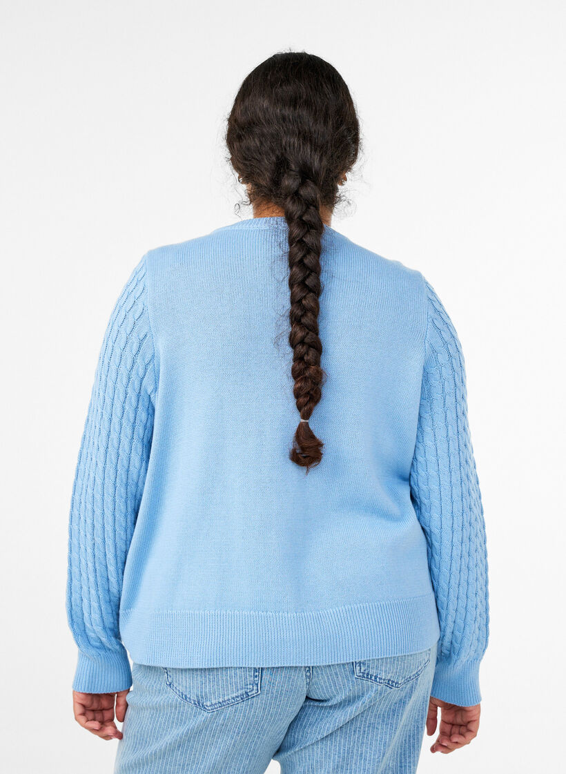 Flettestrikket cardigan med gullfargede knapper, Bl&aring;, Model image number 2