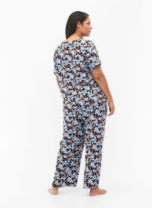 Løse pysjamasbukser i viskose med mønster, Black Blue Flower, Model image number 1