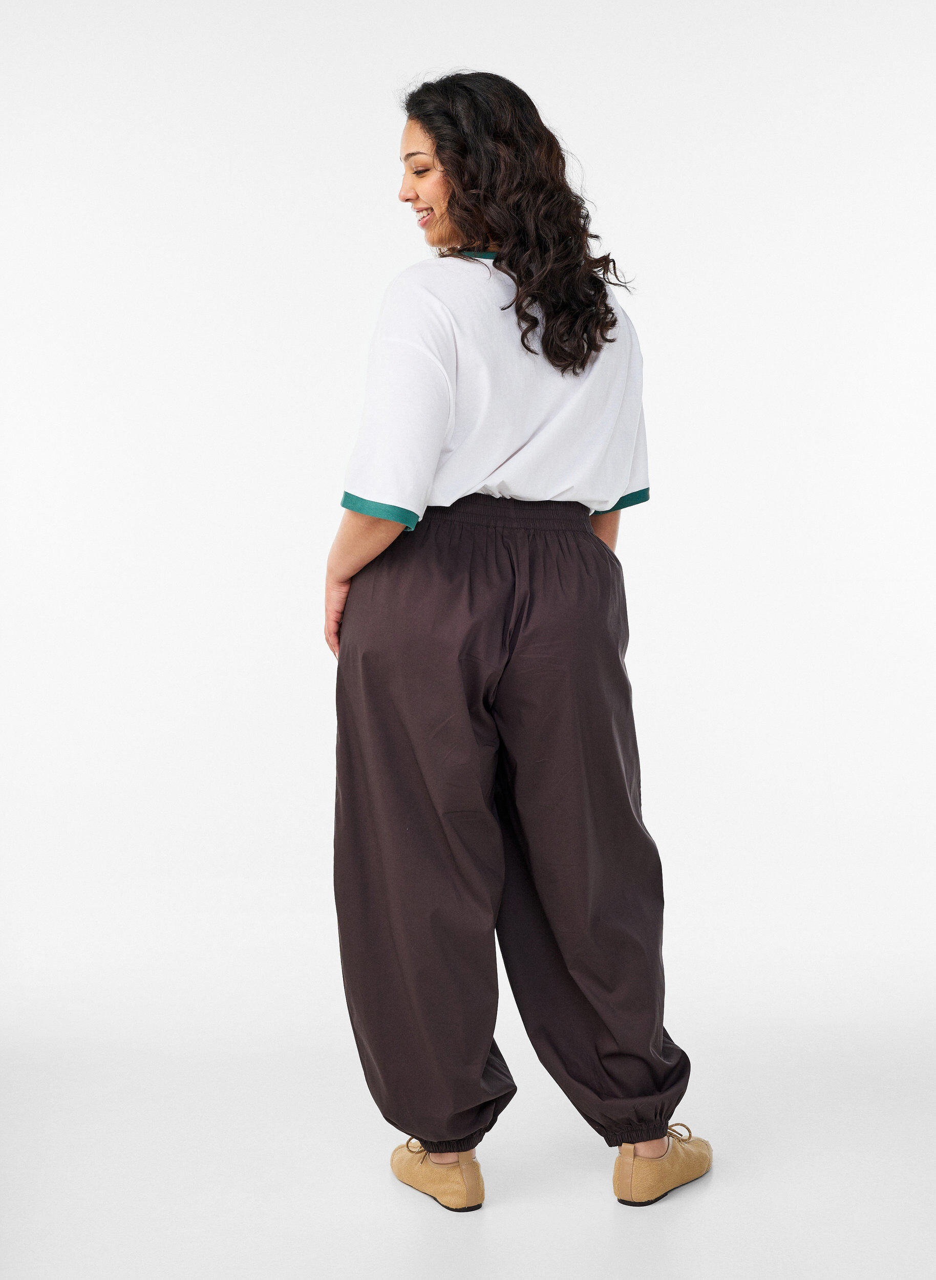 Zizzi Ballongbukser med lommer og elastisk midje, Brun, Model image number 1