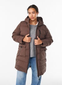 Pufferjakke med hette og lommer, Brun Pufferjakke med hette og lommer, Brun, Model