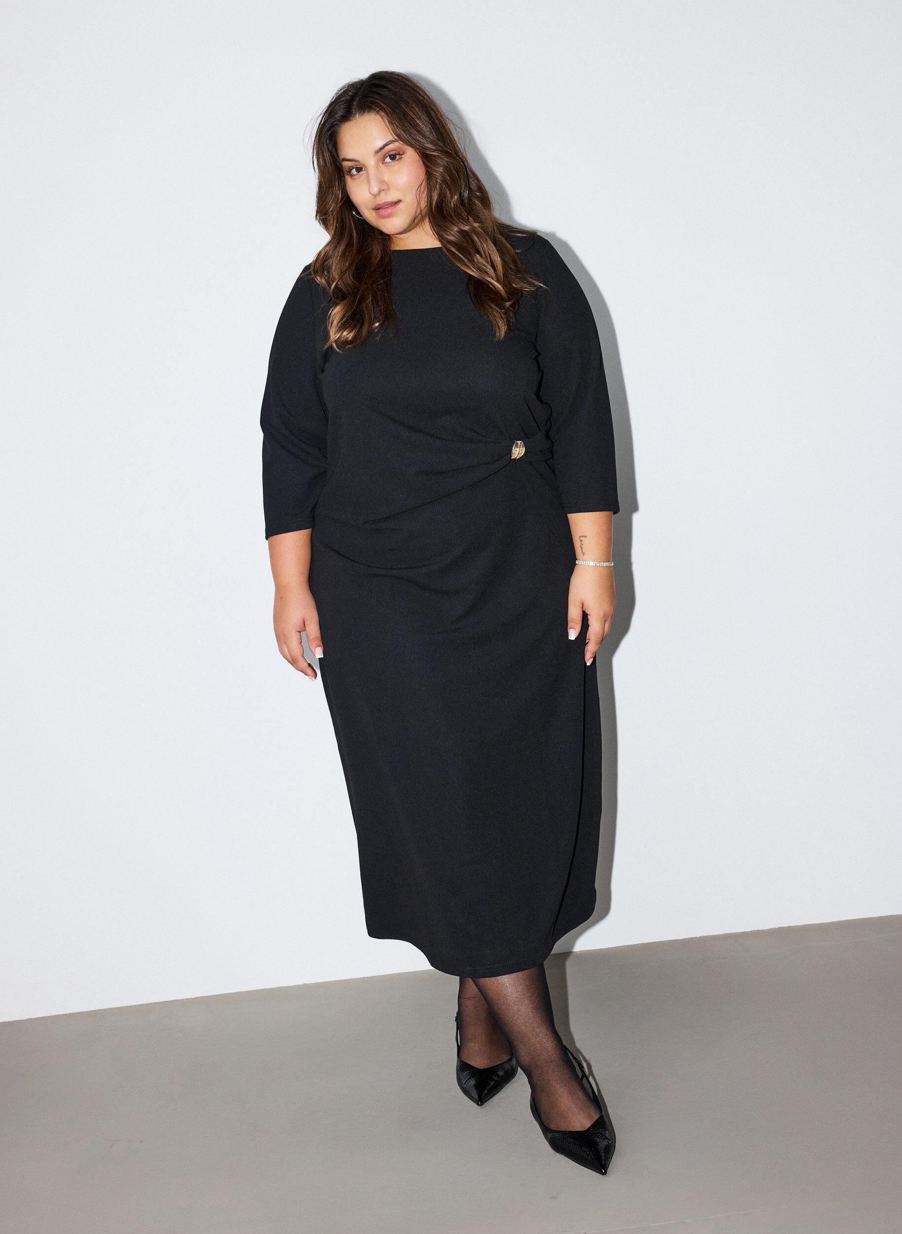 Jerseykjole med drapering og dekorativ spenne, Svart, Model