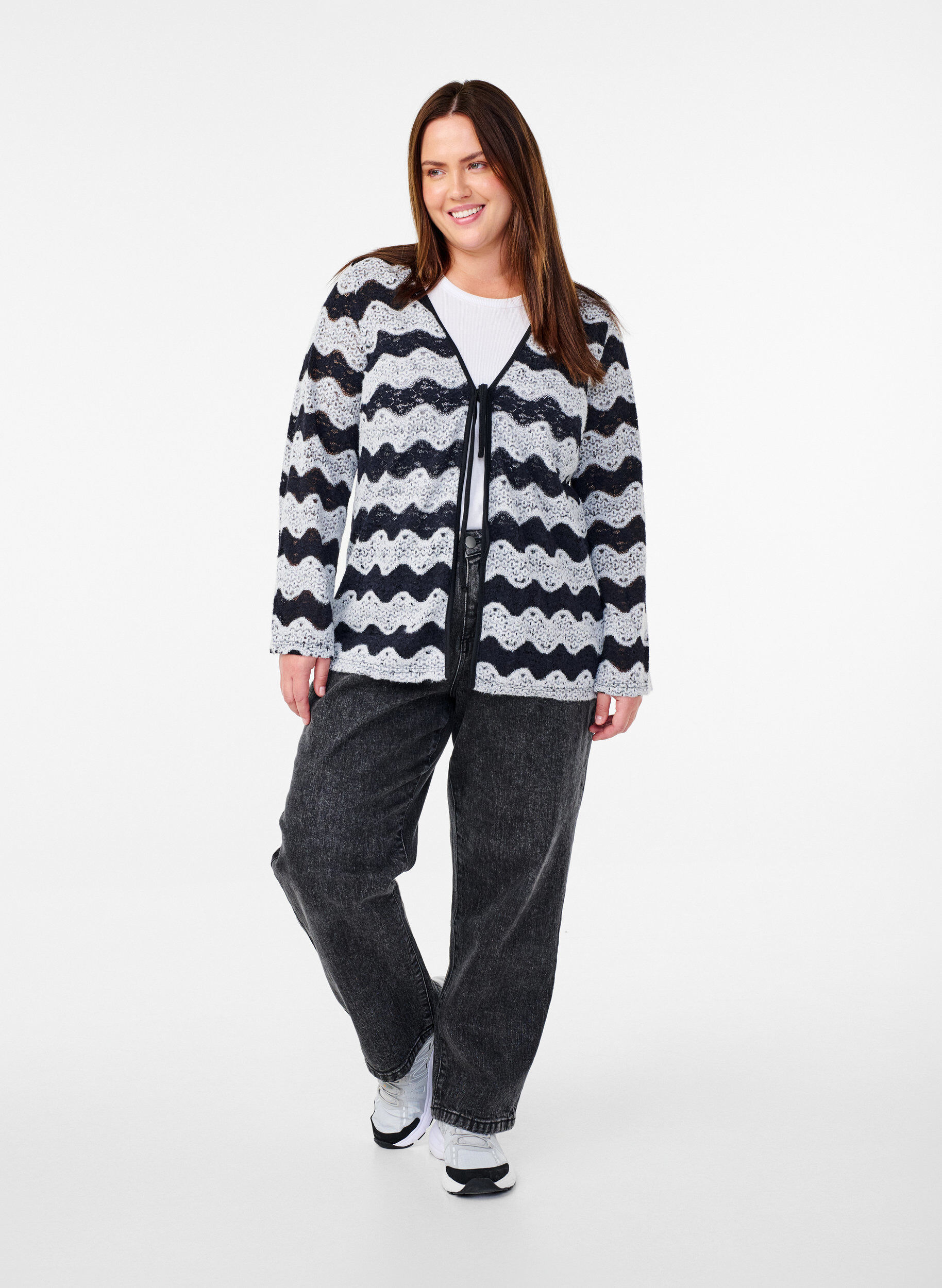 Zizzi Strikket cardigan med b&oslash;lgem&oslash;nster, Black Stripe, Model image number 2