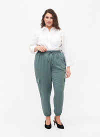 Løse viskosebukser med store lommer, Balsam Green, Model