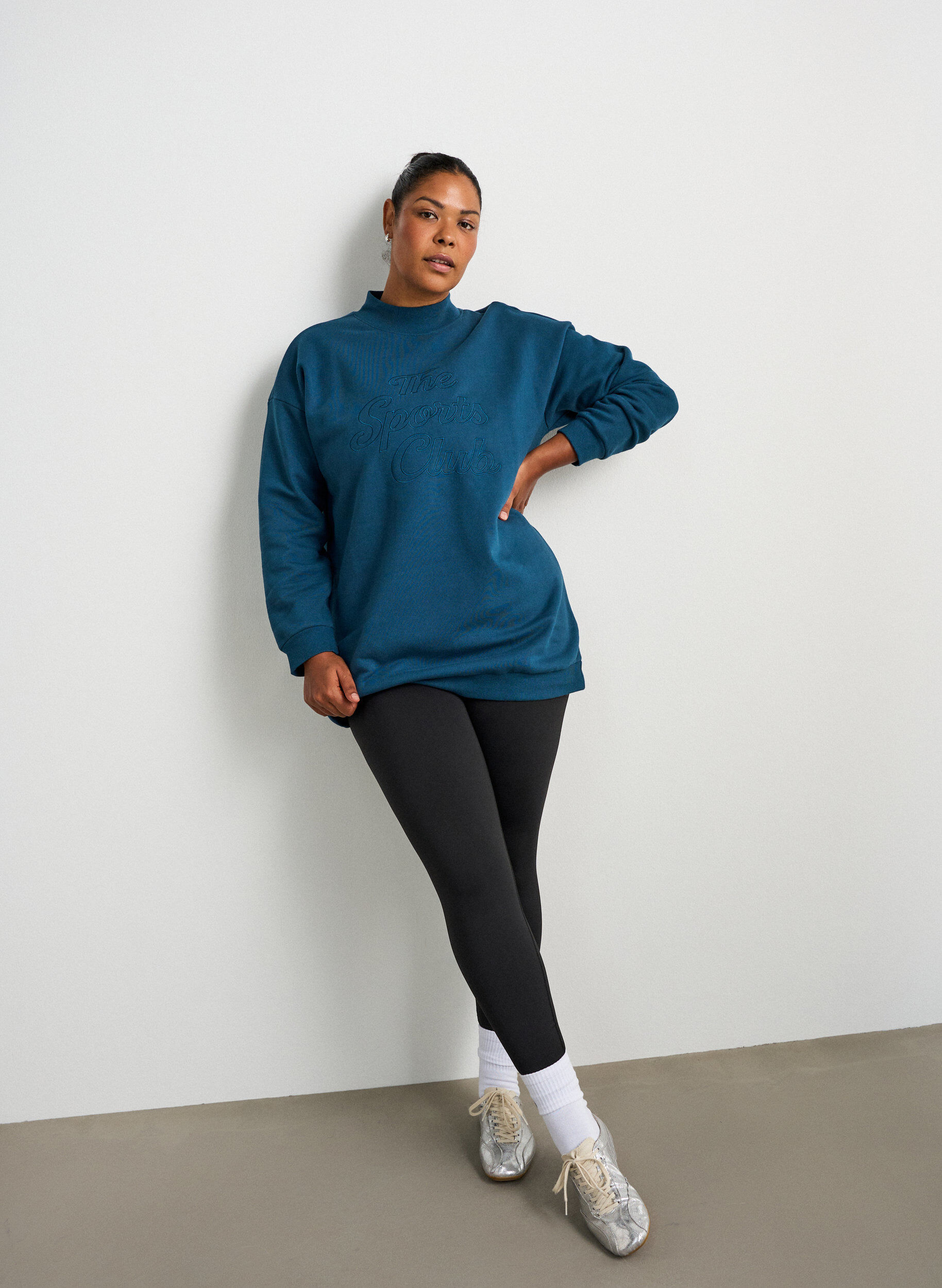ZizziLang genser med h&oslash;y hals og brodert tekst, Bl&aring;, Model image number 1