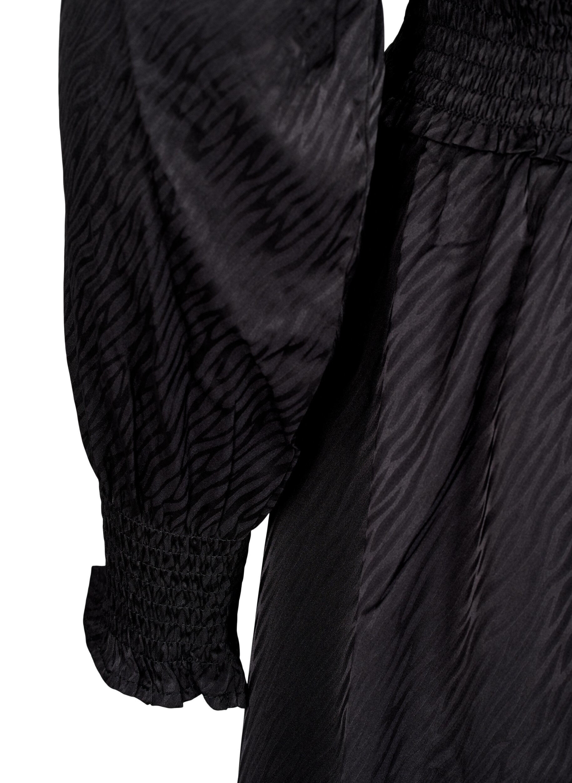 Zizzi Kort kjole med smock-detaljer, Svart, Packshot image number 3