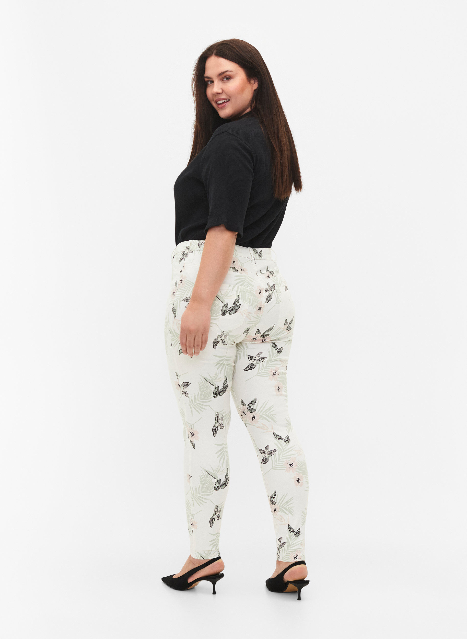 Zizzi Amy jeans med h&oslash;yt liv og blomsterm&oslash;nster, White Flower AOP L78, Model image number 1