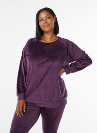 Velourbluse med raglanermer, Lilla Velourbluse med raglanermer, Lilla, Model
