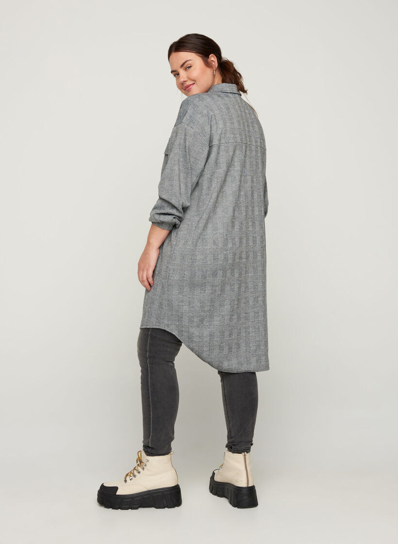 Lang rutete skjorte med lommer foran, Black Check , Model image number 1