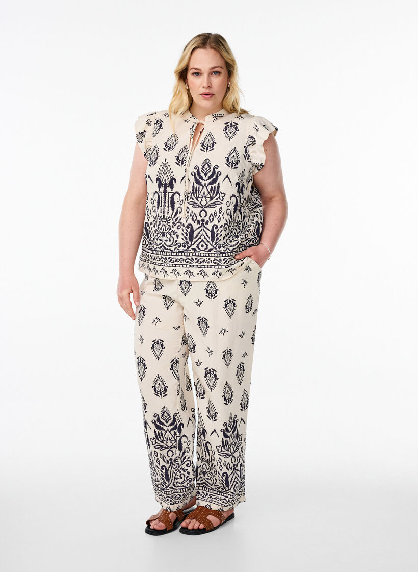 Ermeløs bluse med volanger og trykk, Birch Black AOP, Model
