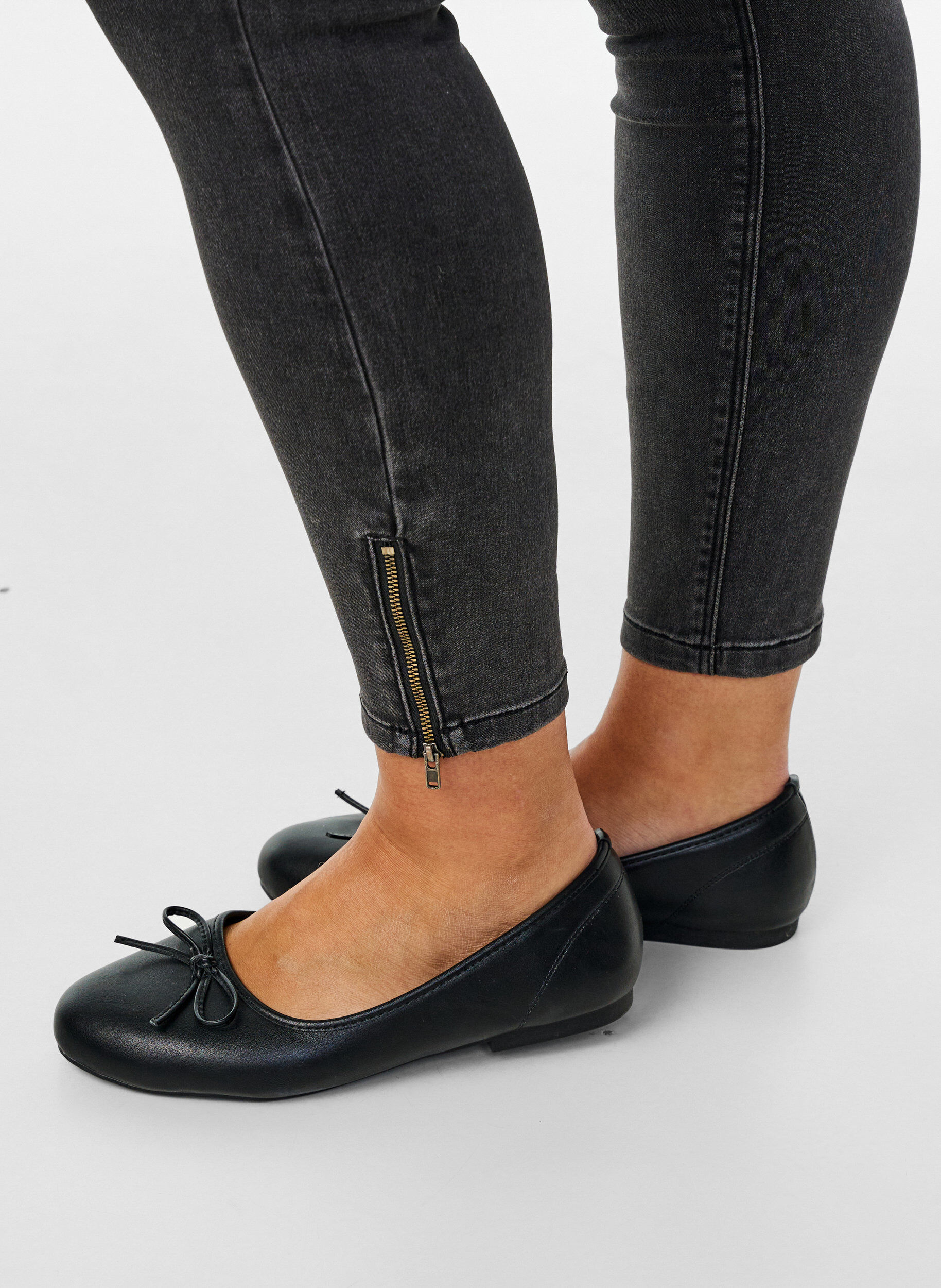 ZizziCropped Amy jeans med glidel&aring;s, Gr&aring;, Model image number 4