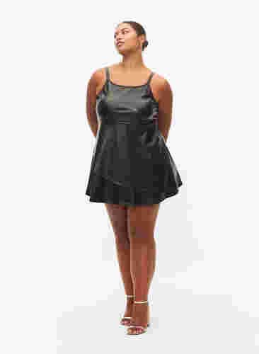 Kjole i imitert skinn med A-form, Black, Model image number 3