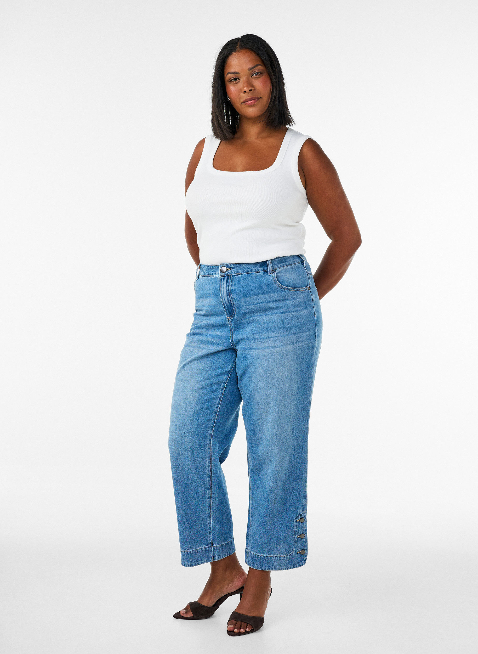 ZizziAvkuttede Kiana jeans med straight fit og knappdetaljer, Bl&aring;, Model image number 0