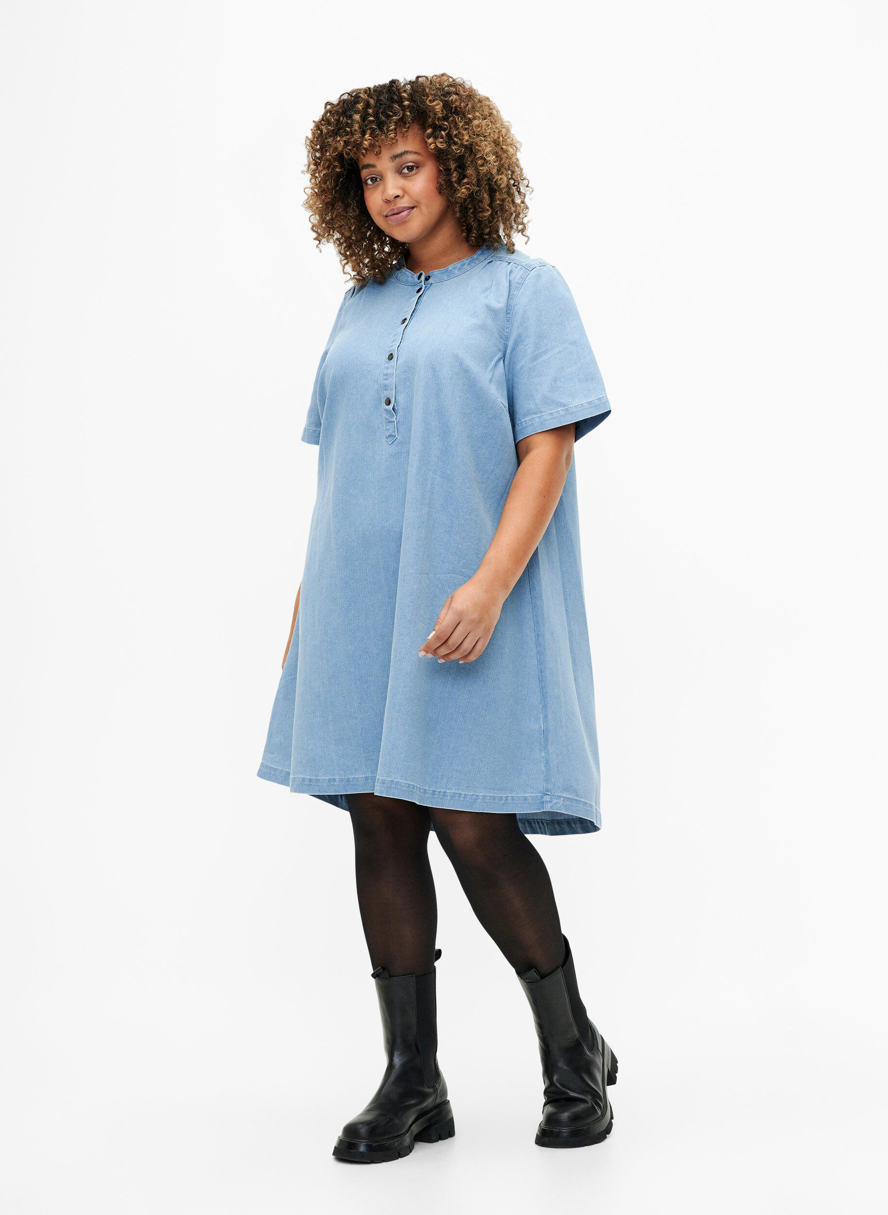 ZizziA-formet dongerikjole med korte ermer, Light blue denim, Model image number 2