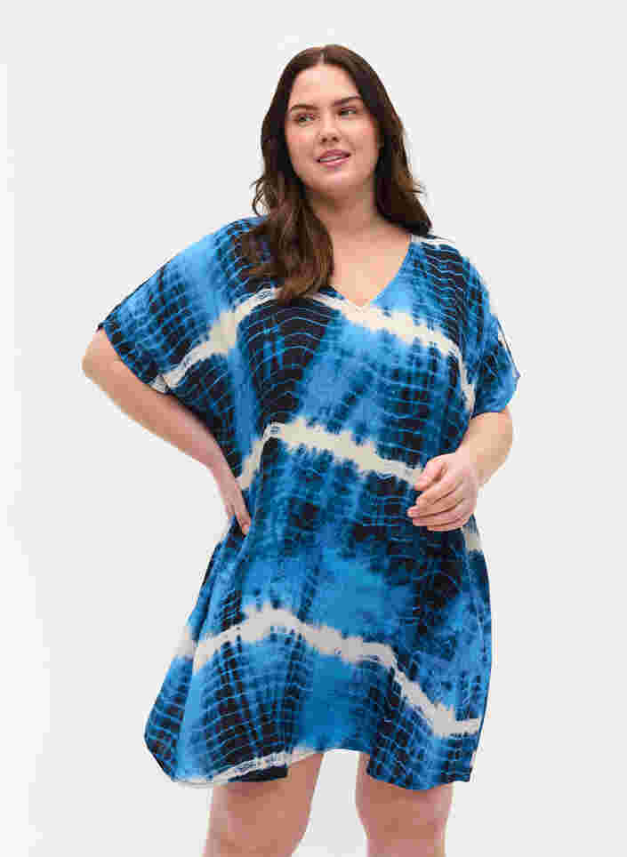 Strandkjole i viskose med tie-dye mønster, Tie Dye Print, Model