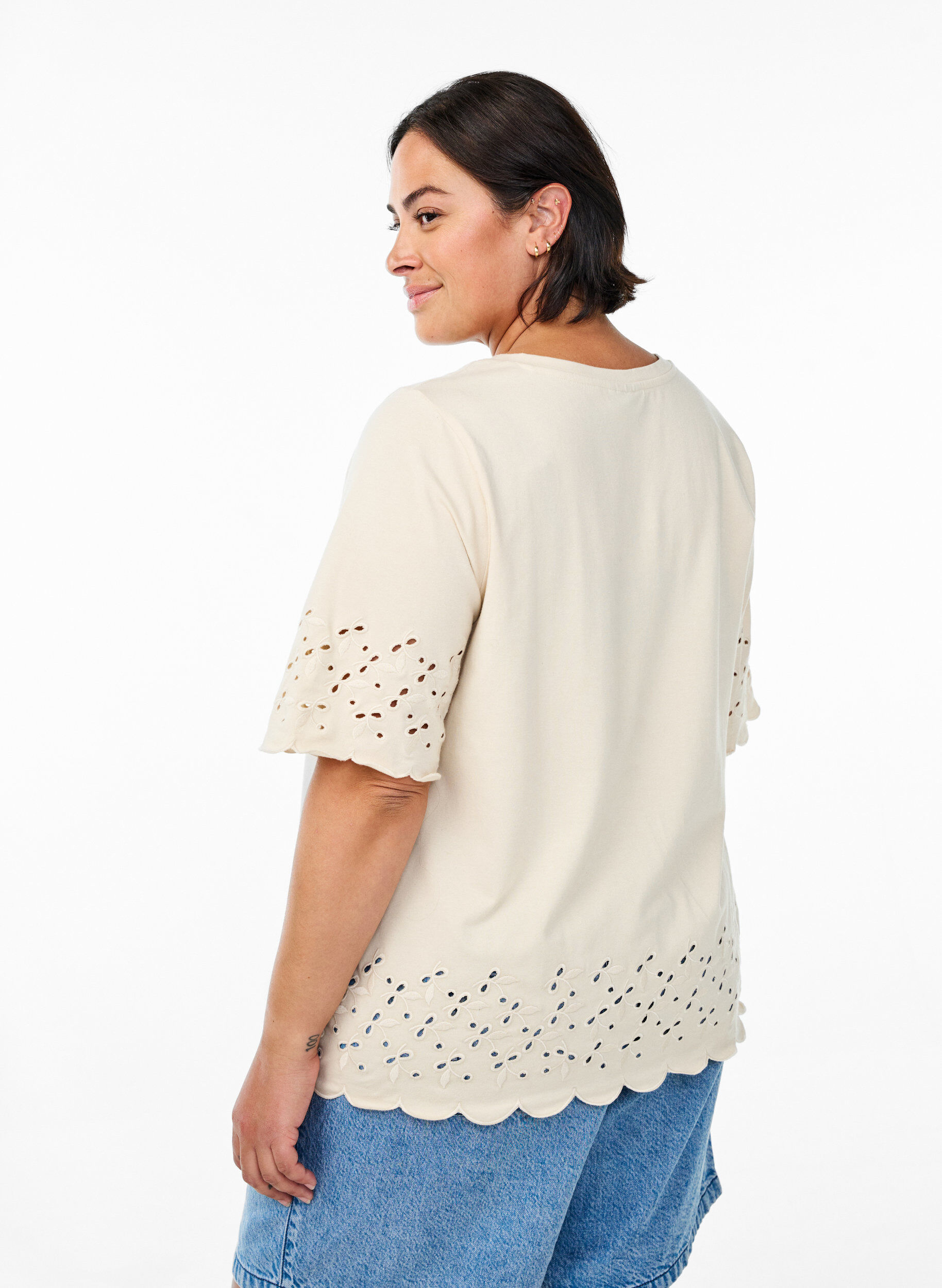 Zizzi T-skjorte med broderie anglaise og b&oslash;lgekant, Beige, Model image number 2