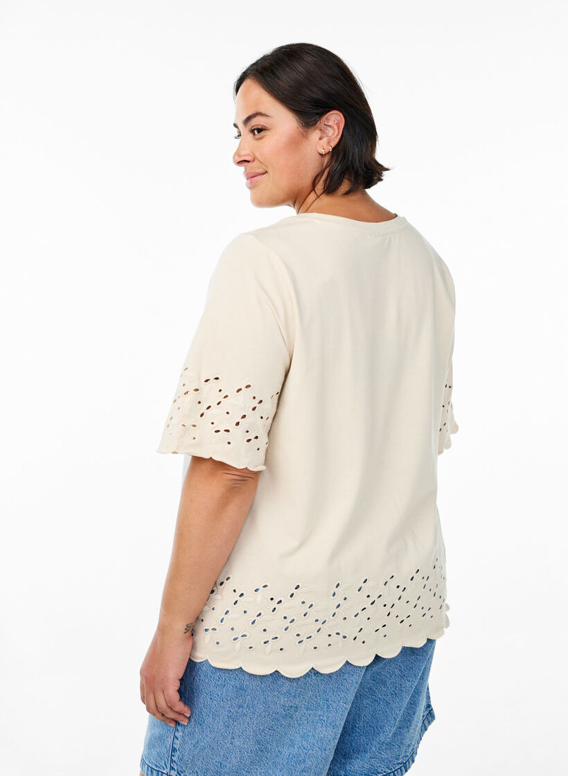 T-skjorte med broderie anglaise og bølgekant, Beige, Model image number 2