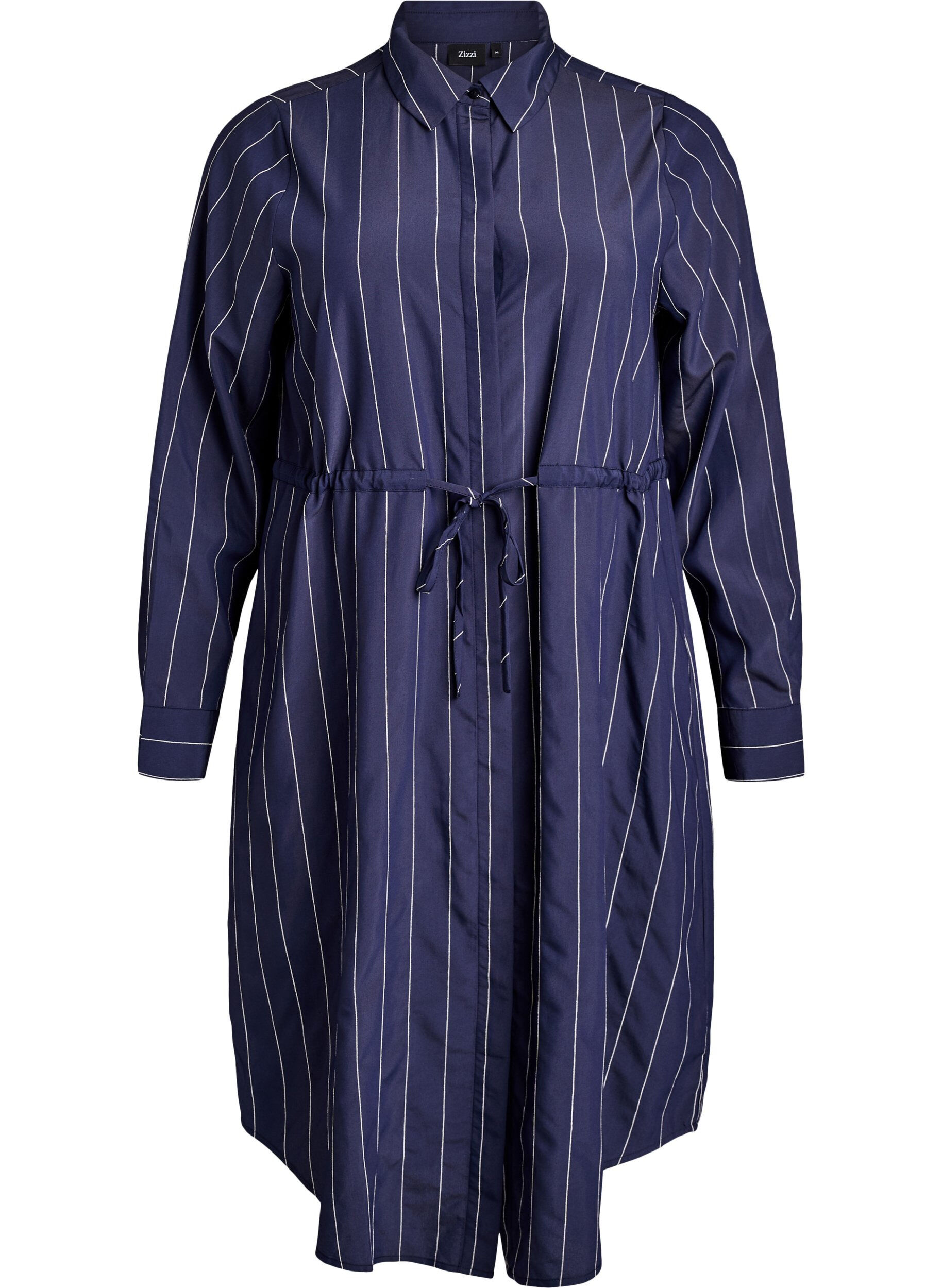 Lang skjorte med n&aring;lestriper og et knytebelte