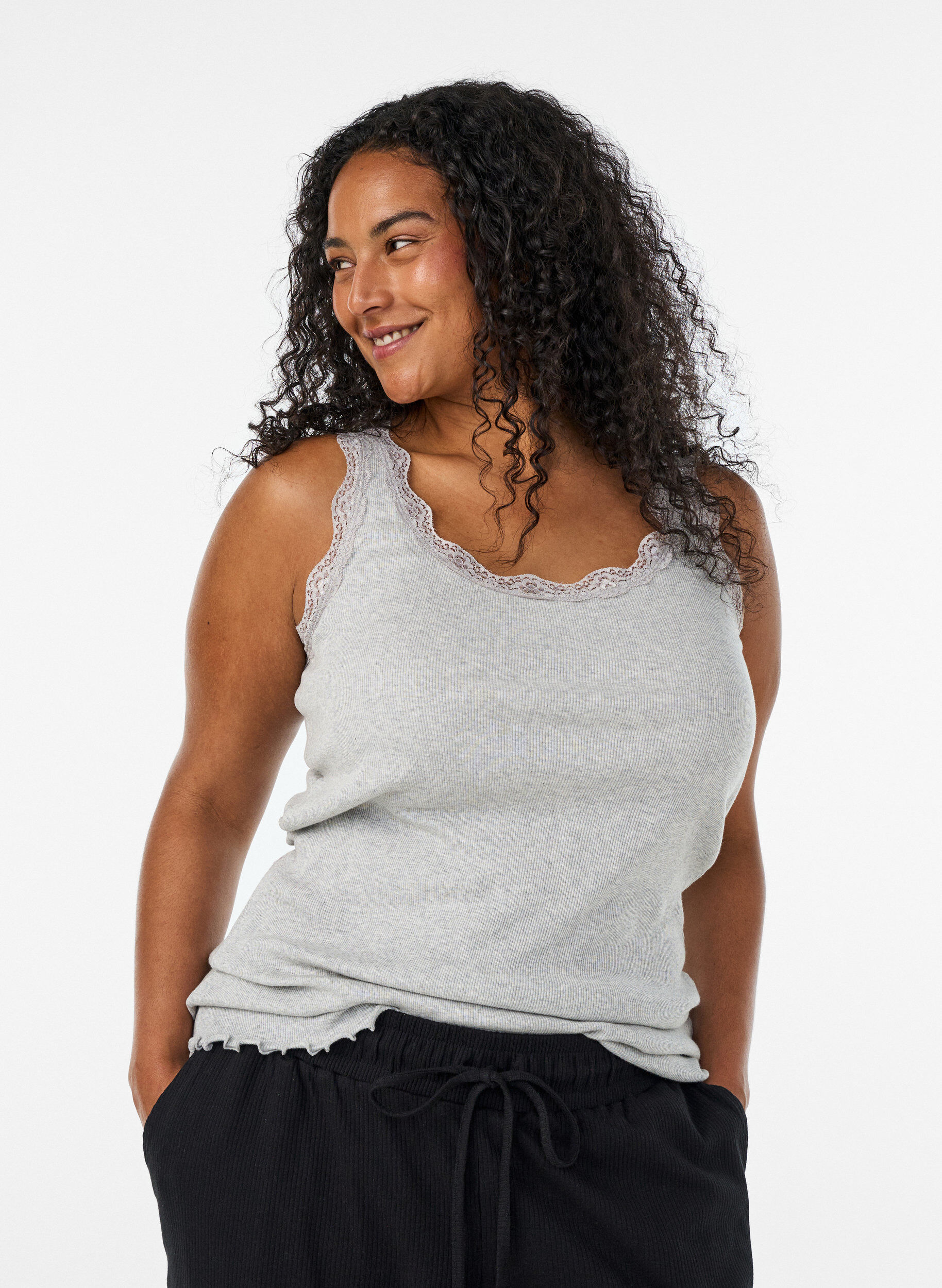 Ribbet topp med blondedetalj, Gr&aring;, Model