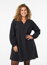 Kort bomullskjole med V-hals, Svart Kort bomullskjole med V-hals, Svart, Model