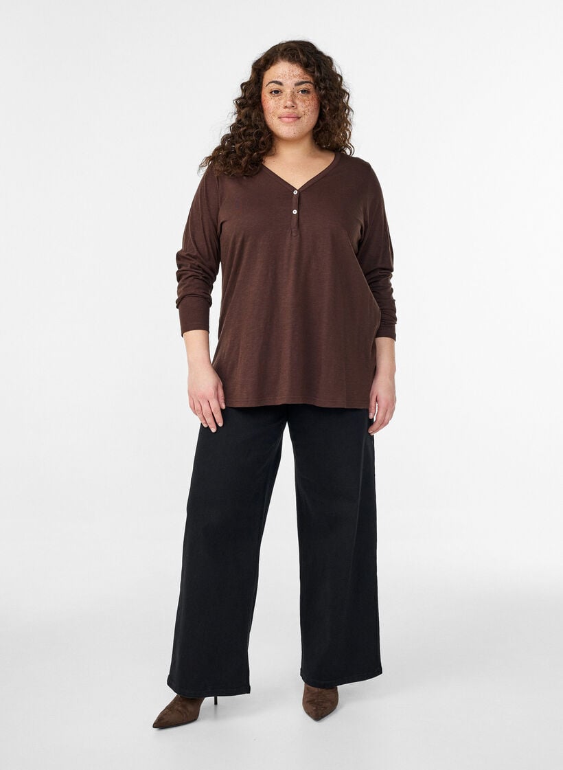 FLASH - Langermet t-skjorte med V-hals og knapper, Brun, Model image number 1