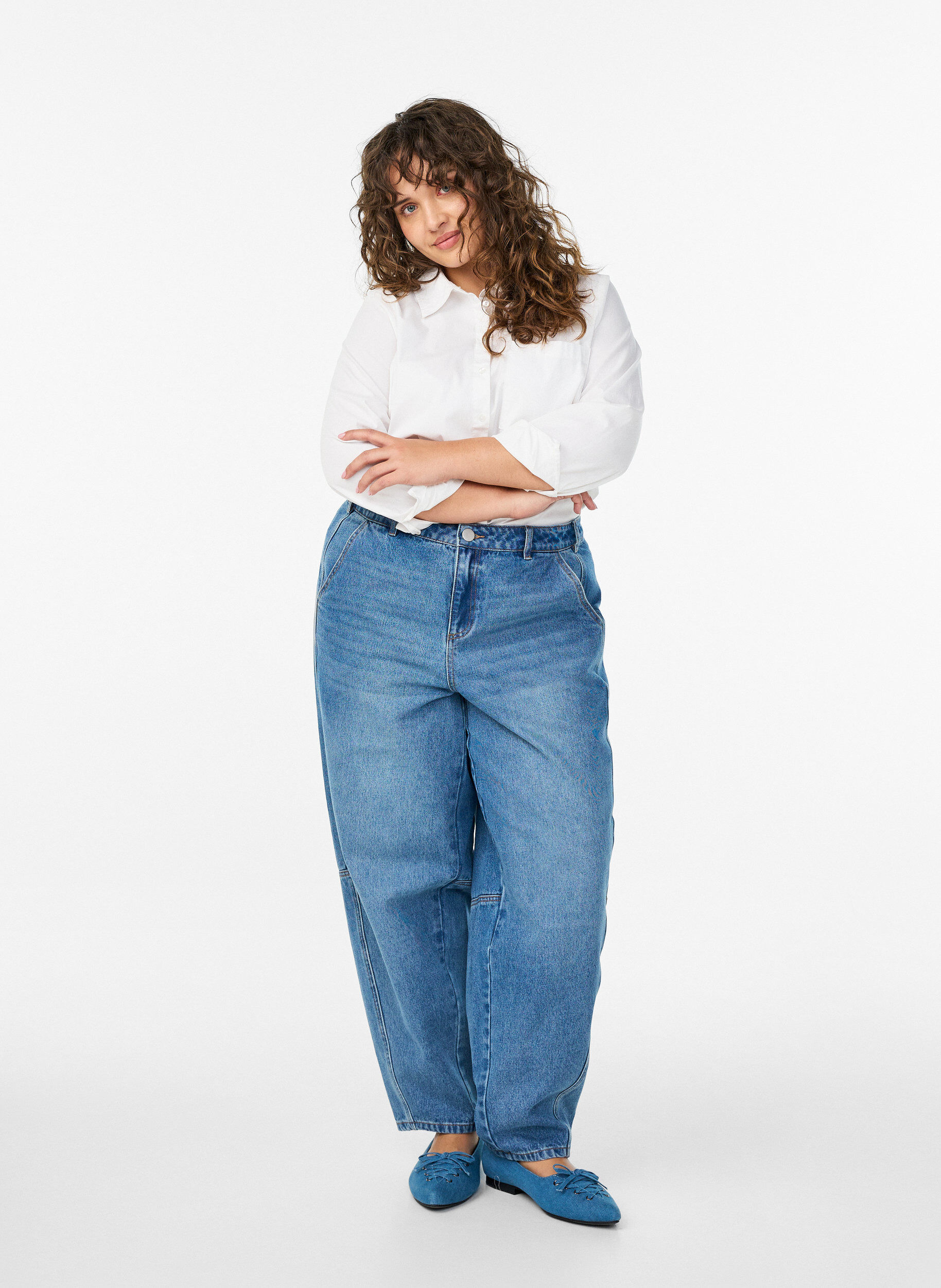 Jeans med h&oslash;y midje og barrel-formet snitt, Bl&aring;, Model
