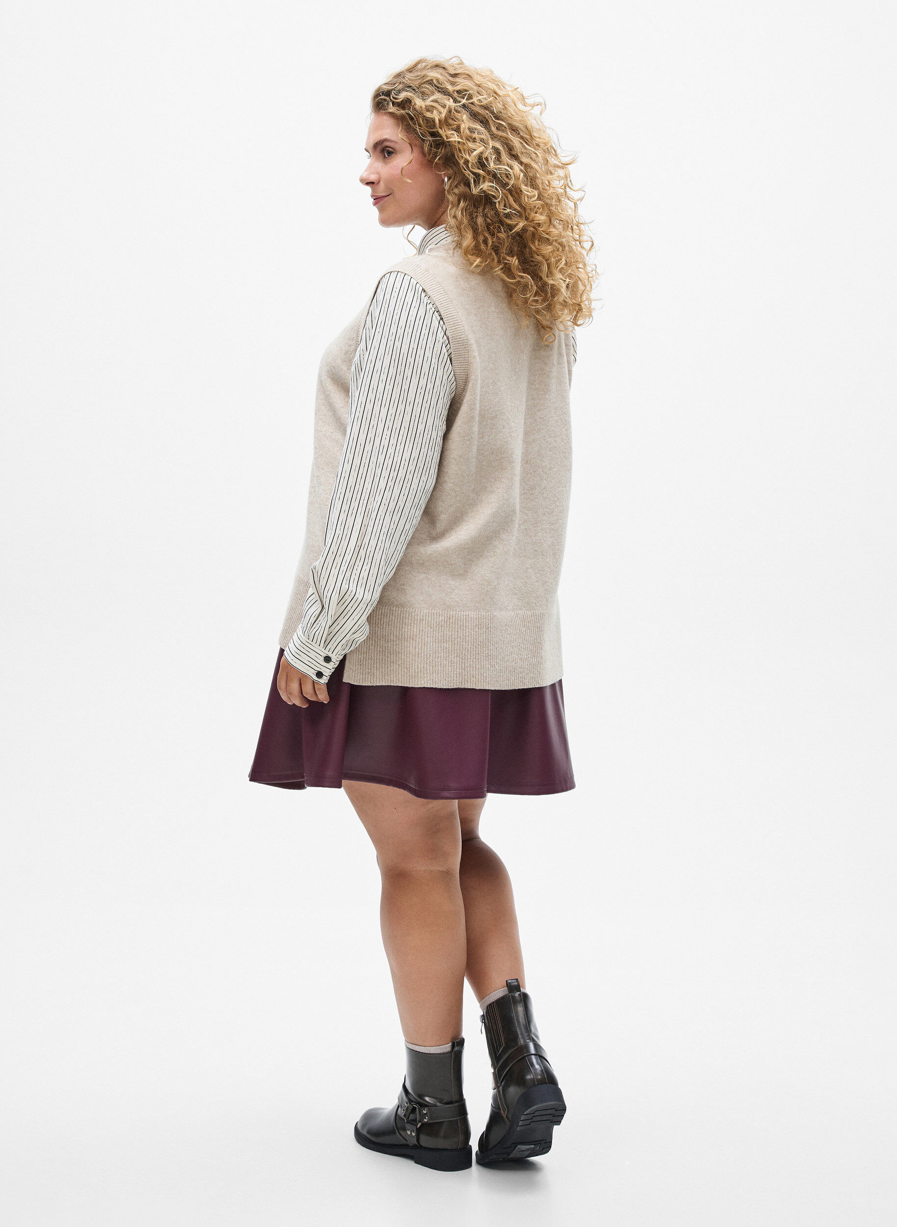 ZizziStrikket vest med ribbestrikkede kanter, Beige, Model image number 2