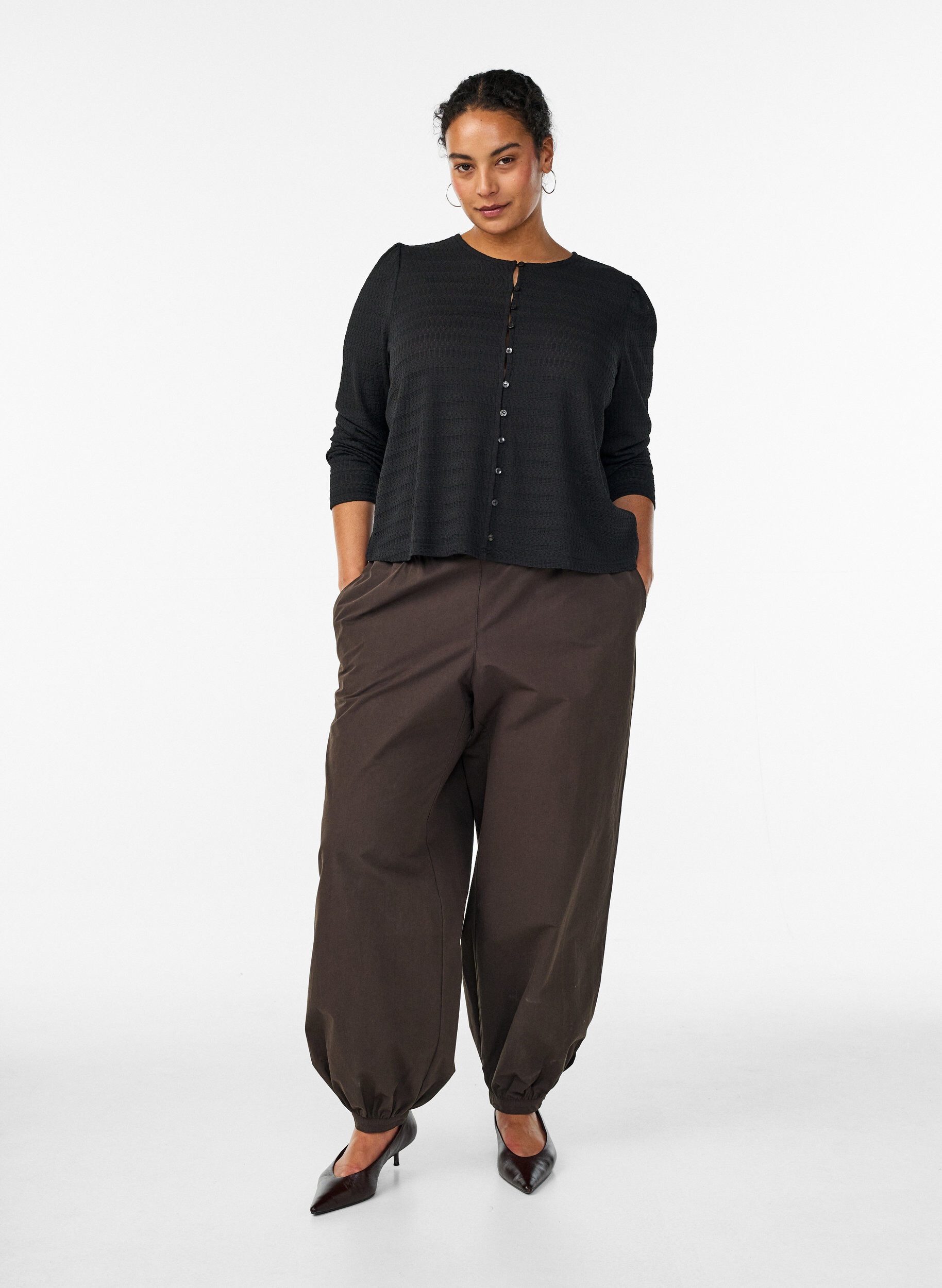 Zizzi Bluse med teksturert m&oslash;nster og knappelukking, Svart, Model image number 1