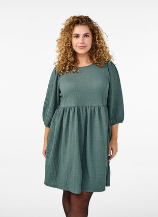 Zizzi FLASH - Kort kjole med tekstur og 3/4 ermer, Balsam Green, Model image number 0
