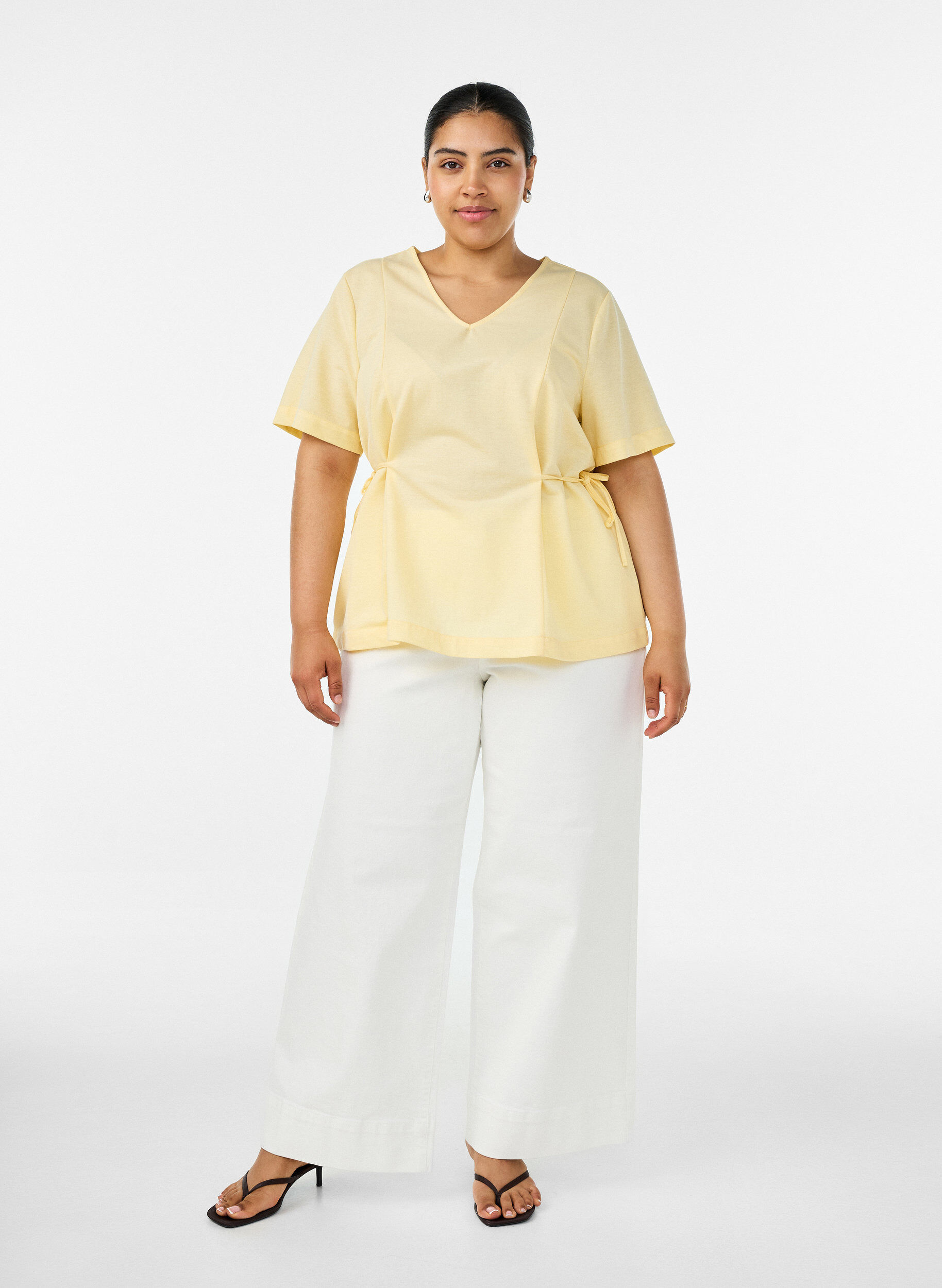 ZizziBluse i bomullsblanding med V-hals og knyteb&aring;nd, Gul, Model image number 1