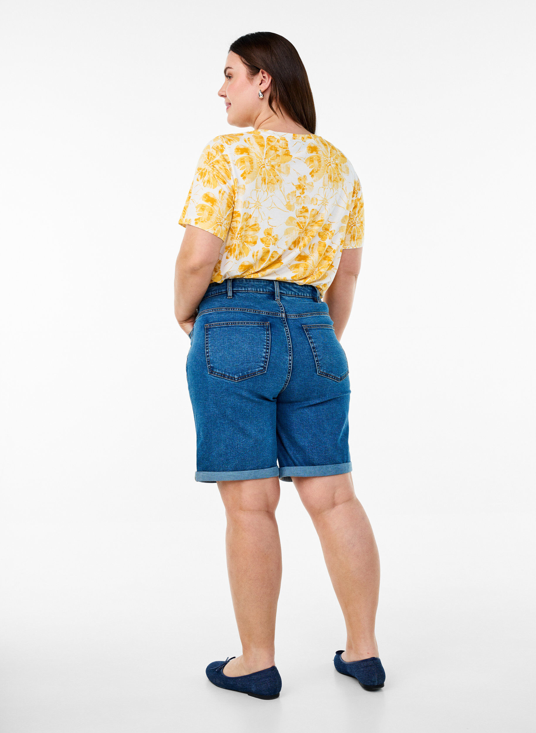 Zizzi Tettsittende denimshorts med h&oslash;y midje, Bl&aring;, Model image number 2