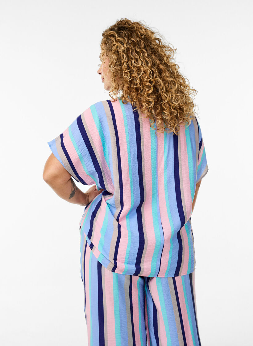 Stripete bluse i viskose med korte ermer, Pastel Stripe, Model